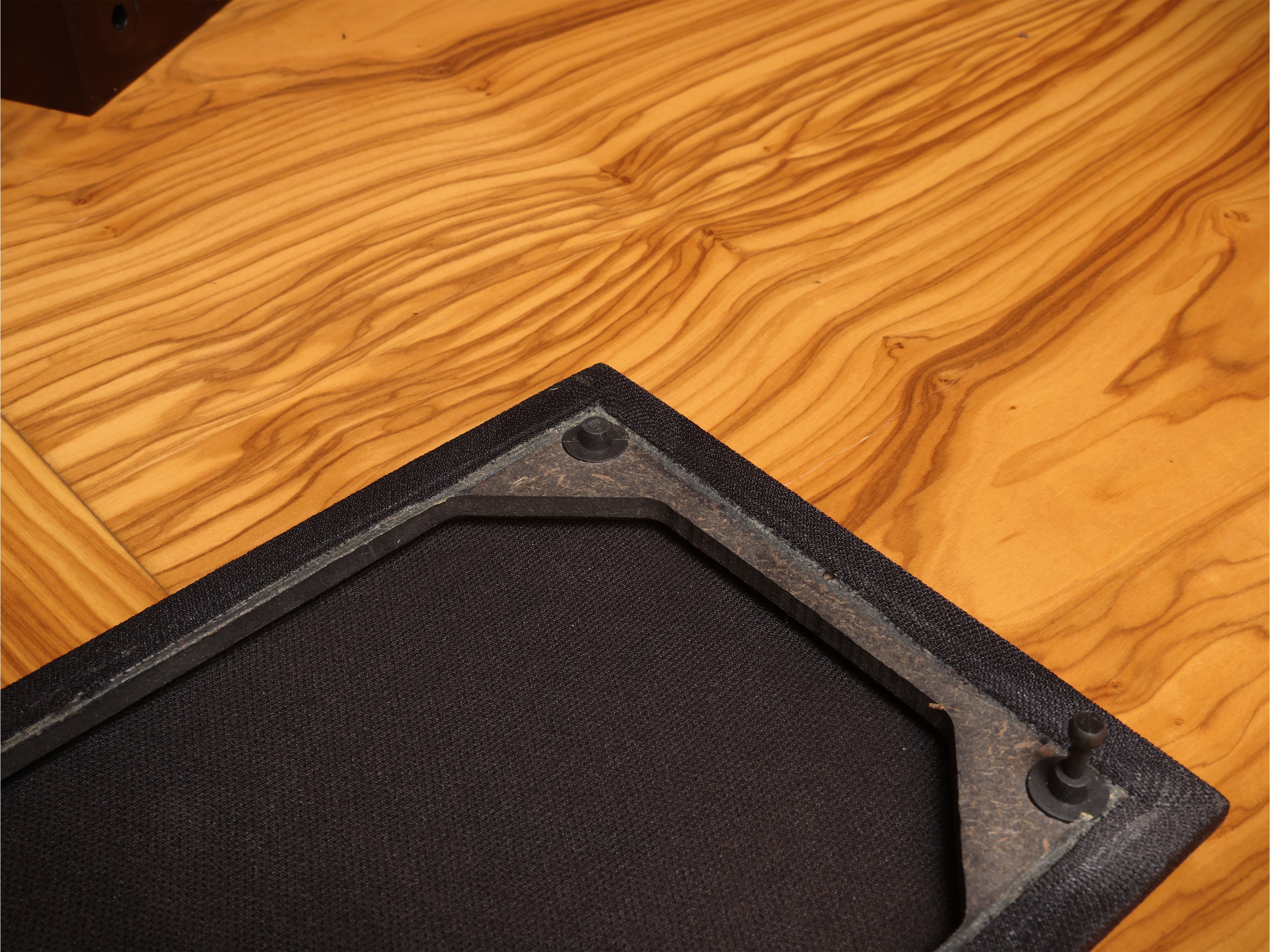 Monitor Audio, Serie di quattro diffusori Gold One
