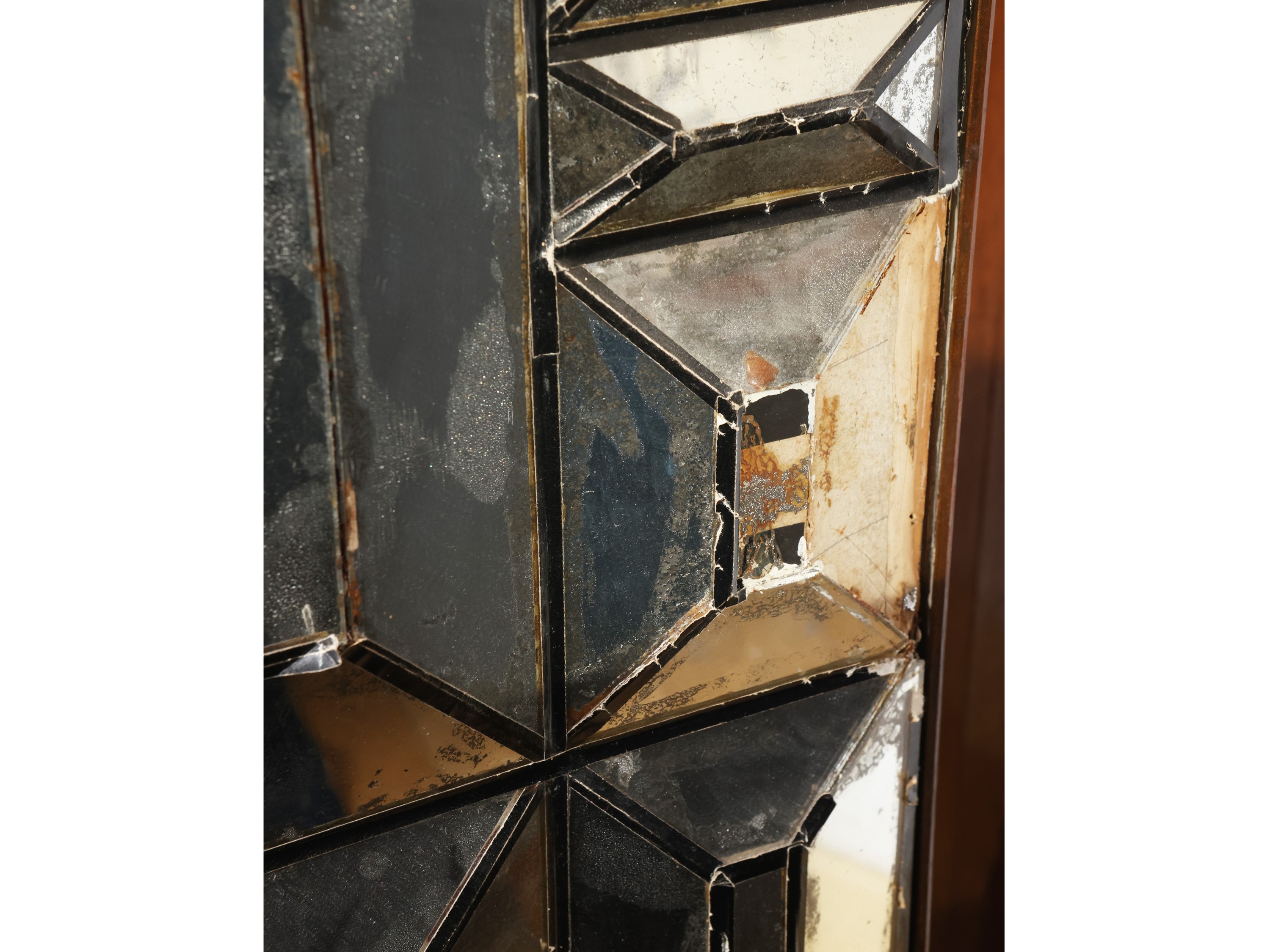 Specchiera Art déco monumentale, mosaico di specchi, cornice a motivi geometrici tridimensionali