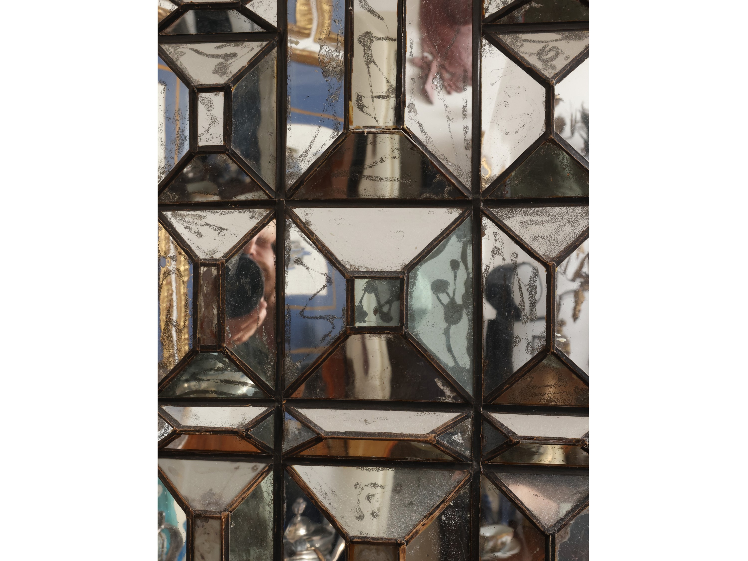 Specchiera Art Déco monumentale, mosaico di specchi e cornice con motivi geometrici tridimensiona...
