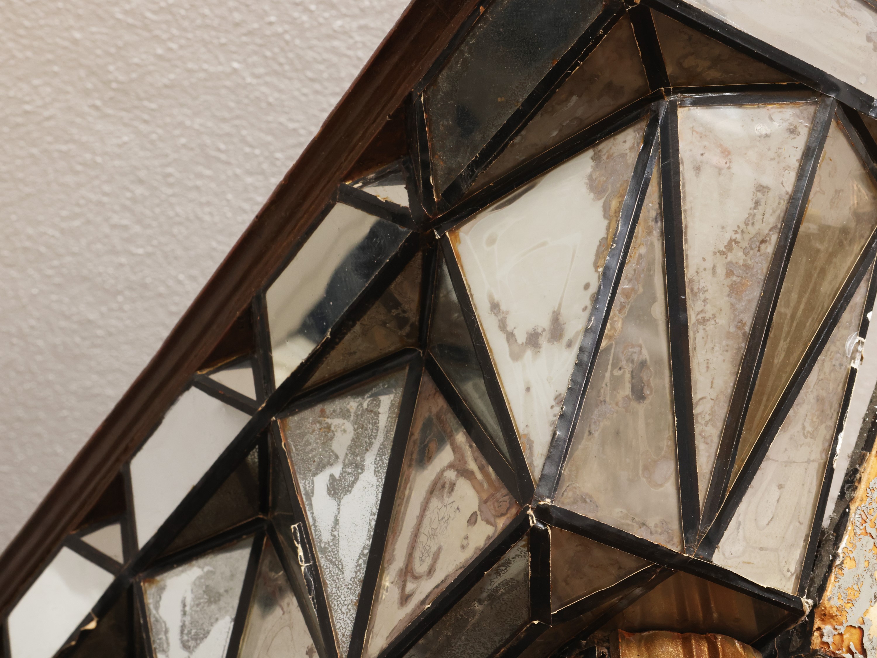 Specchiera Art Déco monumentale, mosaico di specchi e cornice con motivi geometrici tridimensiona...