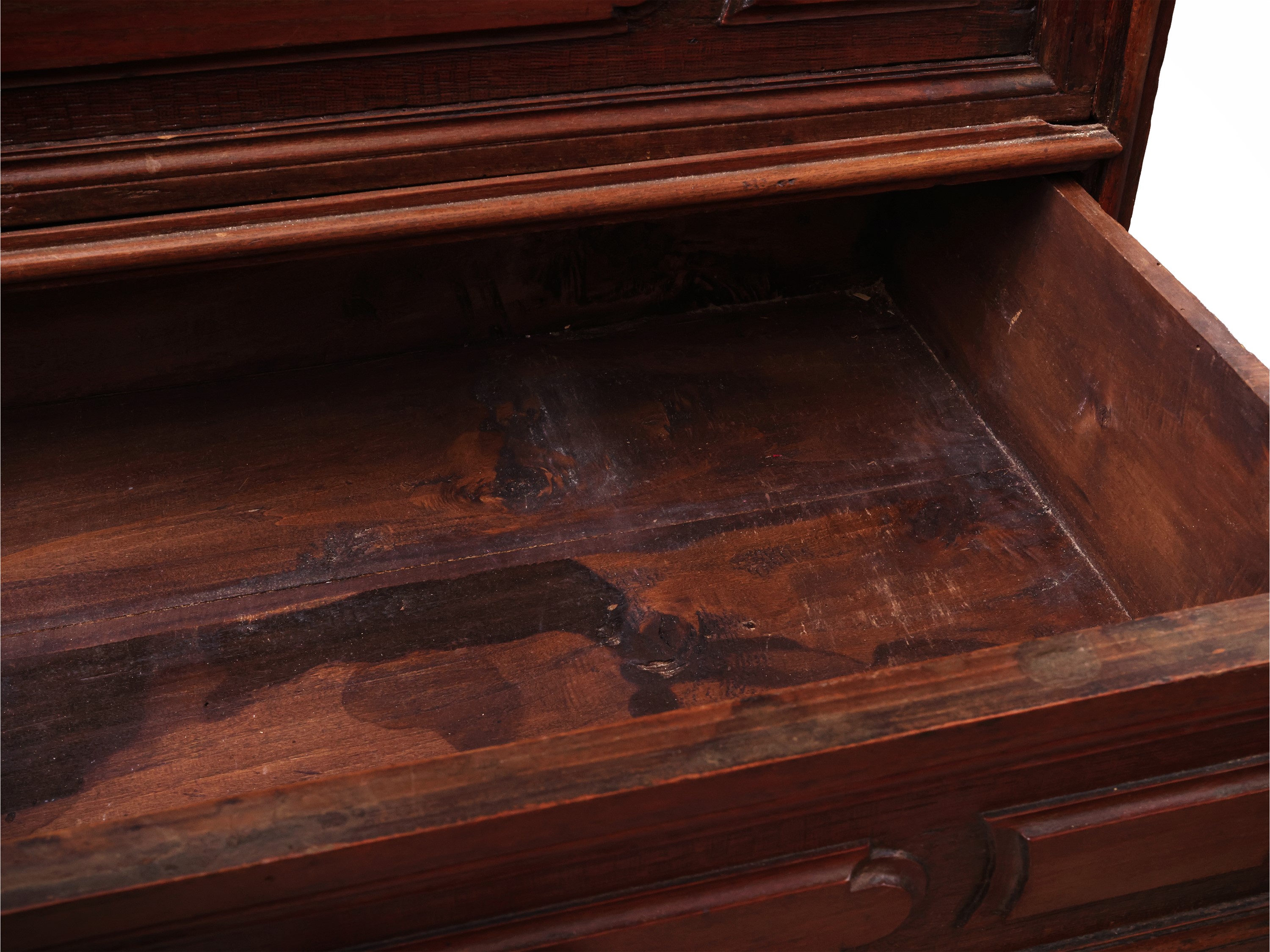 Cassettone in noce, piano ad alzarsi e quattro cassetti frontali, XVIII secolo