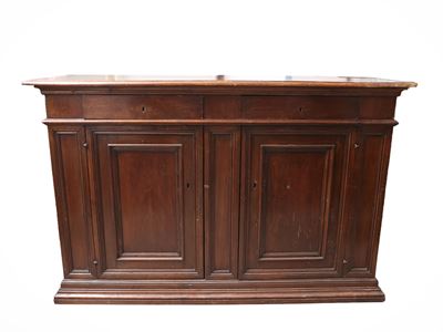 Credenza in noce, struttura a sportelli e cassetti, XVII secolo