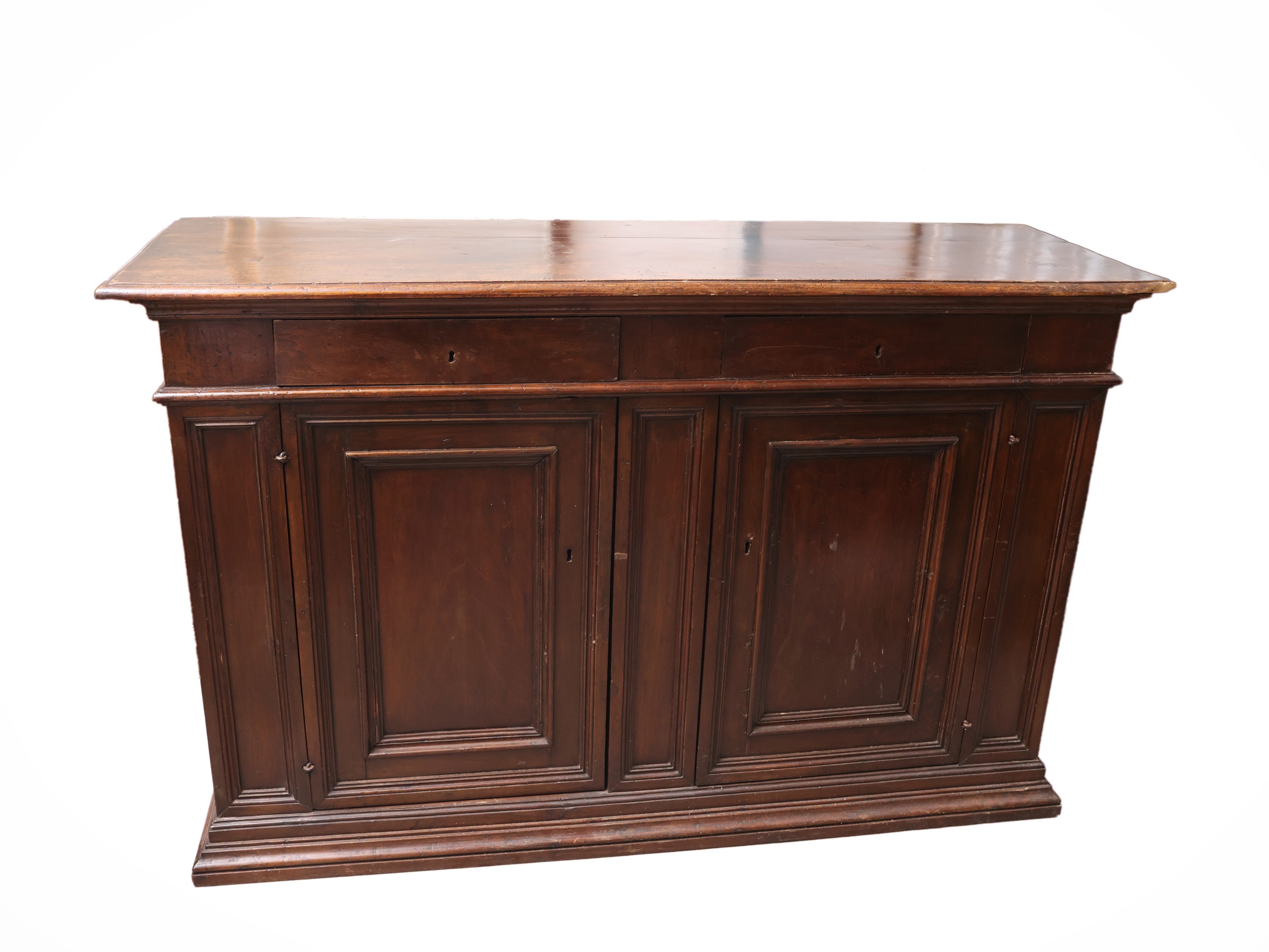 Credenza in noce, struttura a sportelli e cassetti, XVII secolo