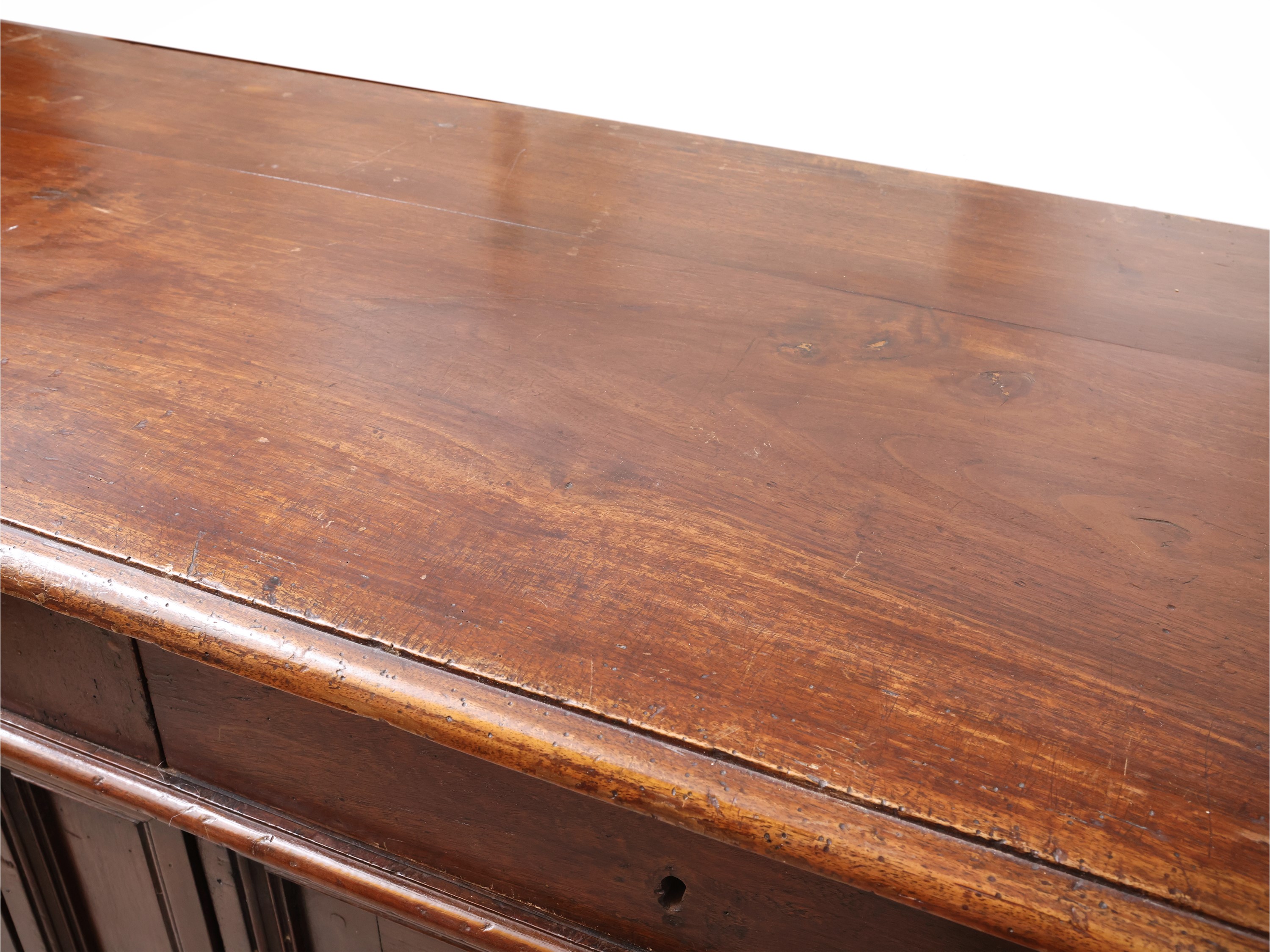 Credenza in noce, struttura a sportelli e cassetti, XVII secolo