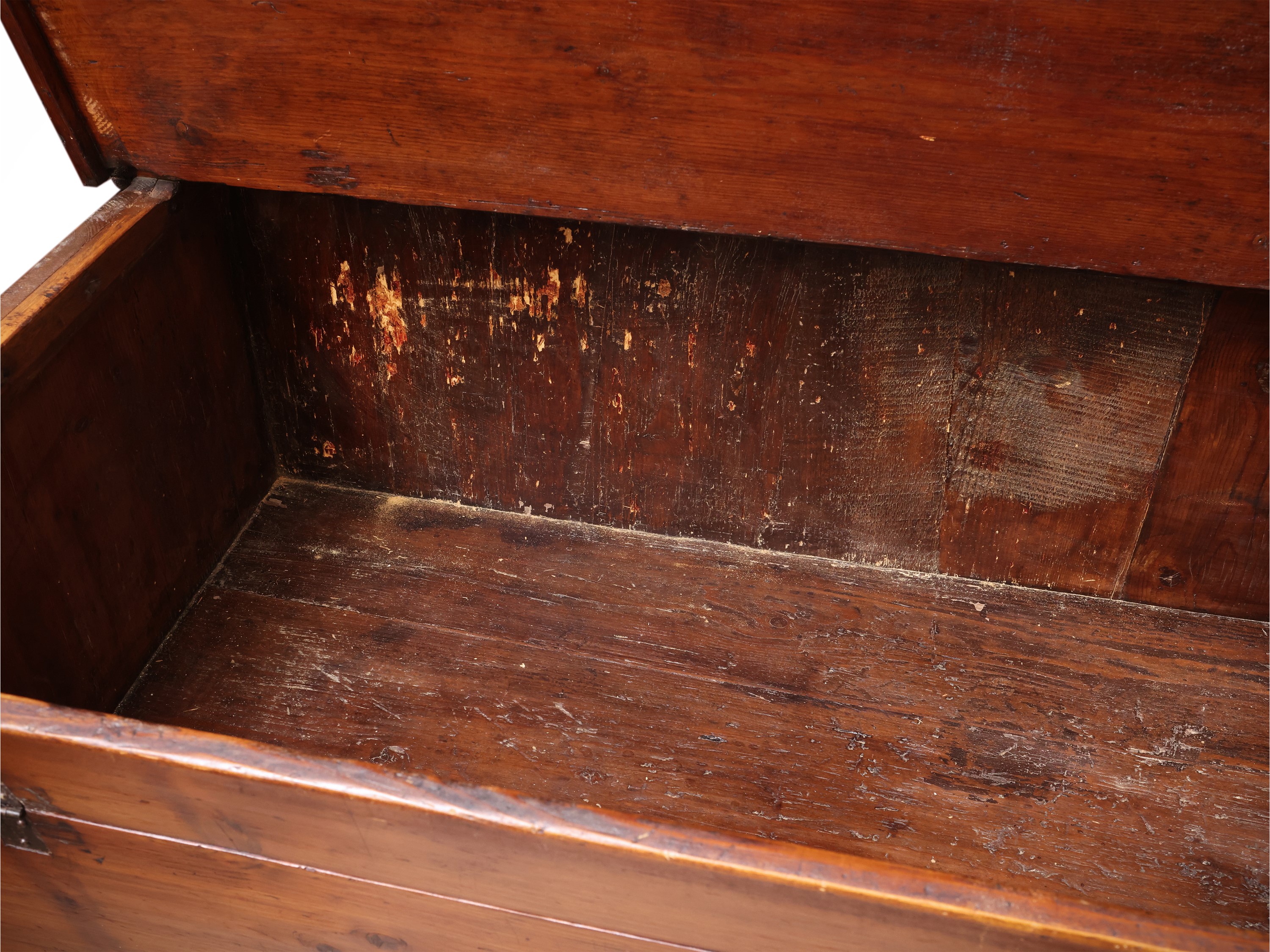 Madia rustica in legno tenero, piano ad alzarsi e vano contenitore (XIX secolo)
