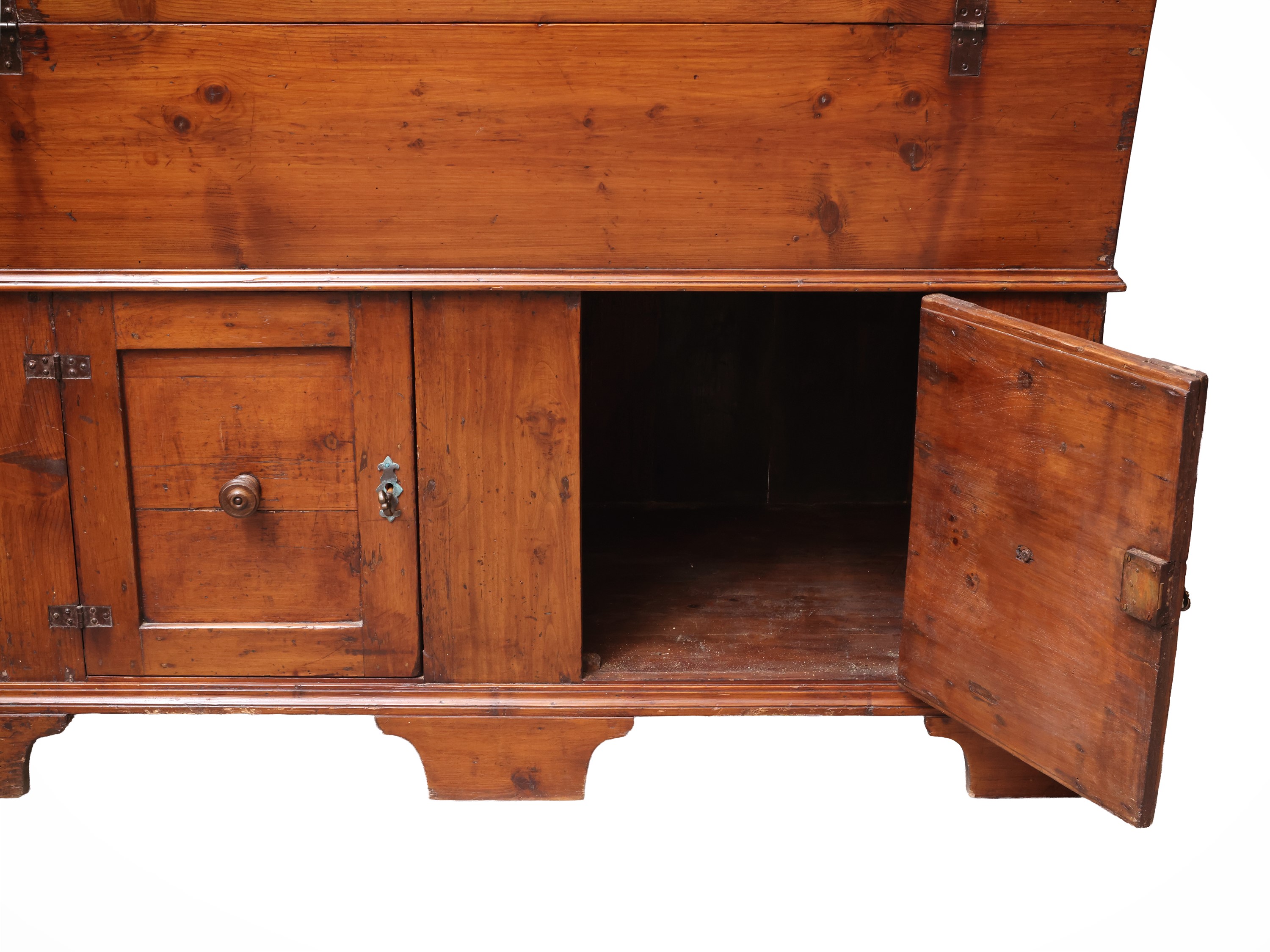 Madia rustica in legno tenero, piano ad alzarsi e vano contenitore (XIX secolo)