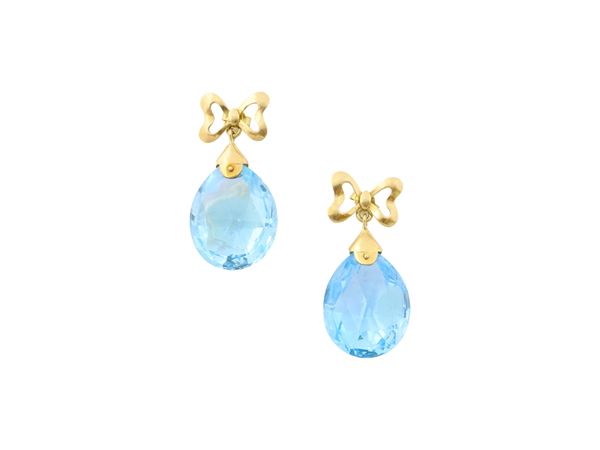 A blue topaz earrings in 18K yellow gold