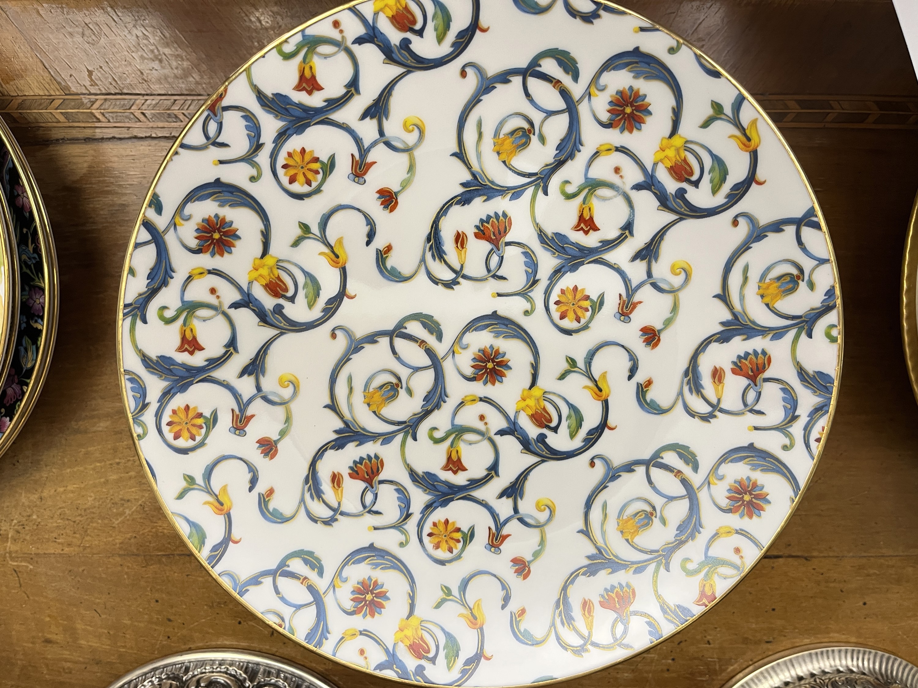 Serie di dodici piatti fantasia, porcellana di Limoges, decorazione variata
