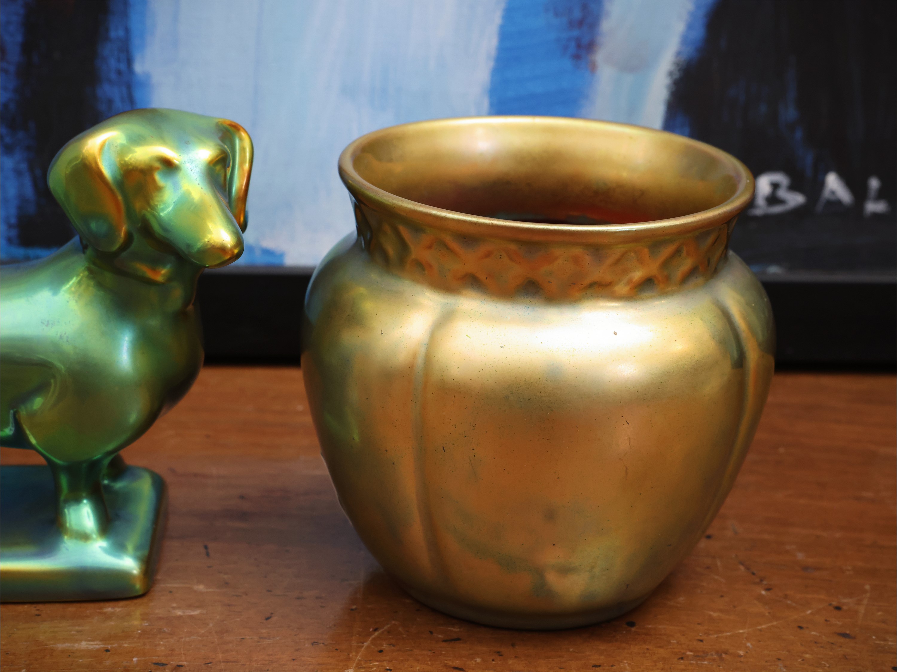 Zsolnay Pécs, Due ceramiche a lustro (bassotto e piccolo vaso)