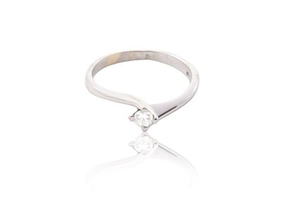 Anello solitario, oro bianco 18 kt con diamante taglio brillante (ct 0,12 circa)