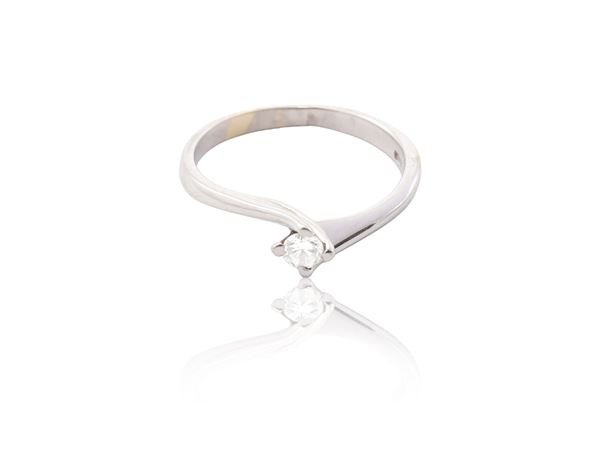 Anello solitario in oro bianco 18Kt e piccolo diamante