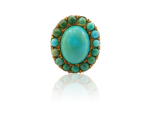 A turquoise cluster ring in 18K yellow gold