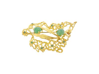 Spilla in oro giallo 18K, nefrite e piccoli smeraldi, anni ’70