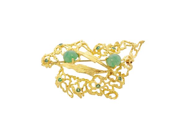 Spilla in oro giallo 18Kt, nefrite e piccoli smeraldi