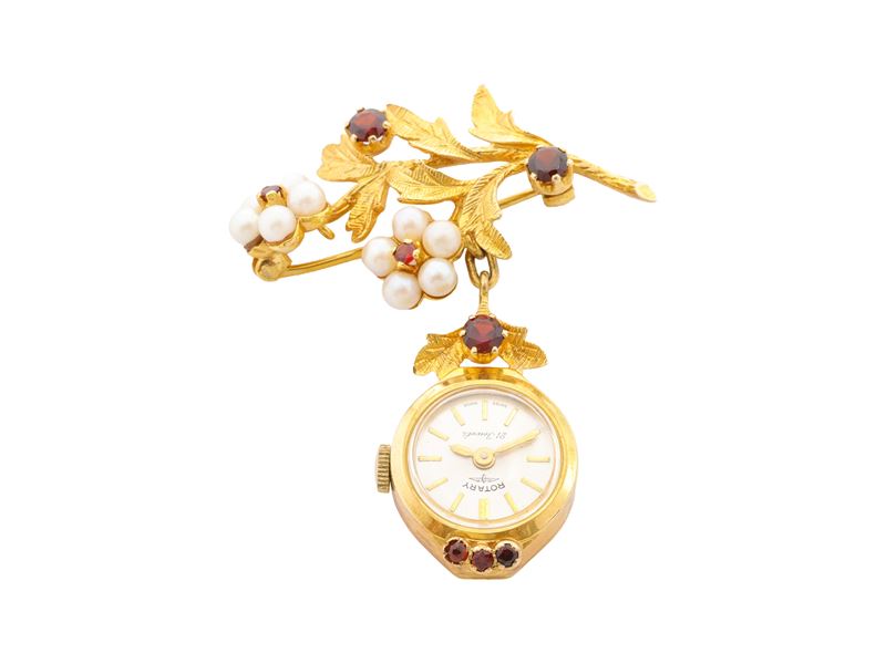 Spilla con orologio pendente, oro 9Kt, granati e perle bianche coltivate, meccanismo a carica man...