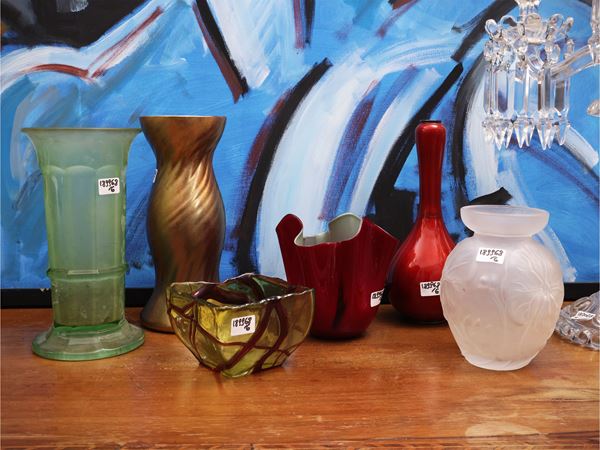 Piccolo vaso a fazzoletto in vetro incamiciato rosso, Venini