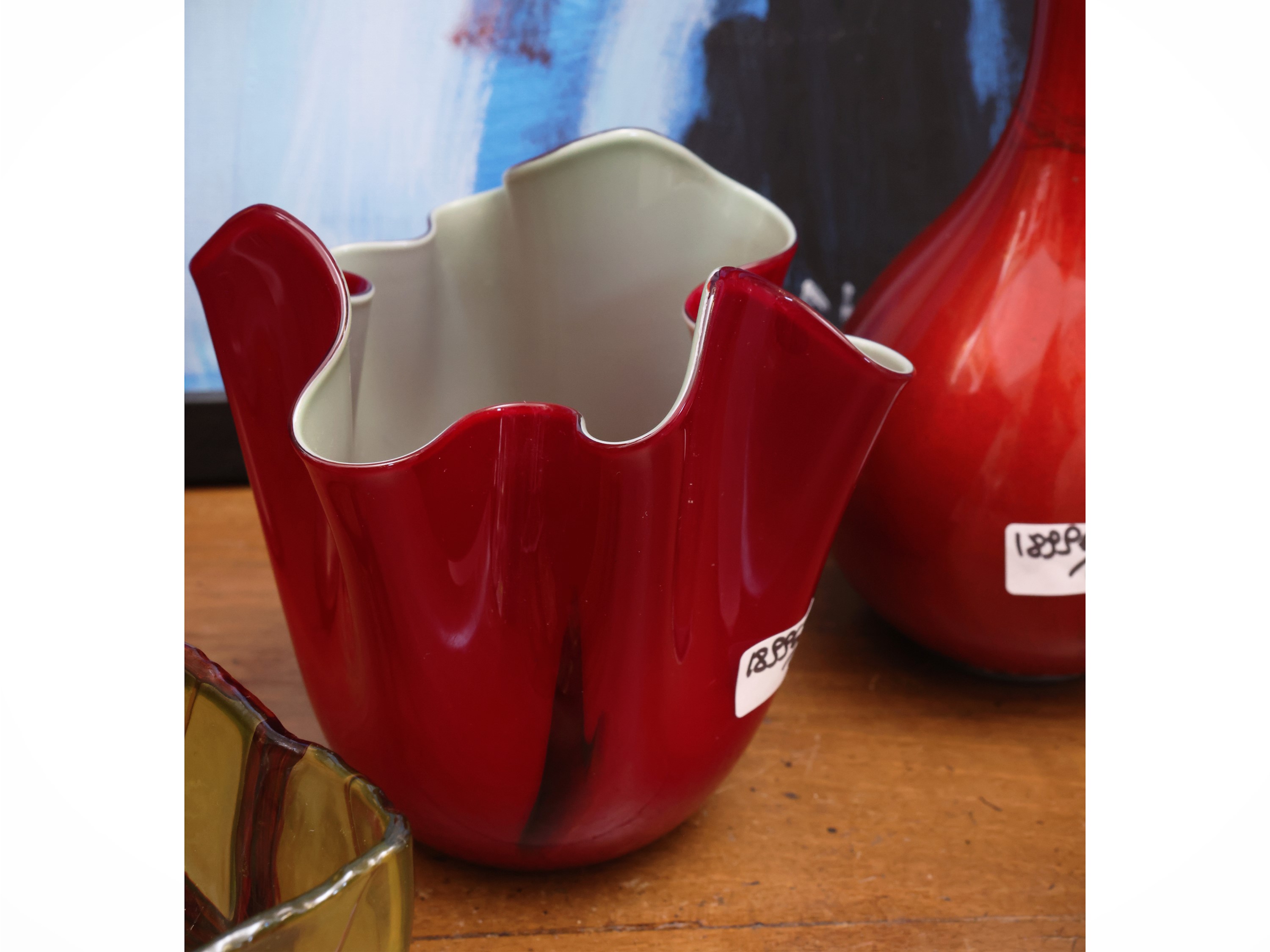 Venini, Piccolo vaso a fazzoletto in vetro incamiciato rosso