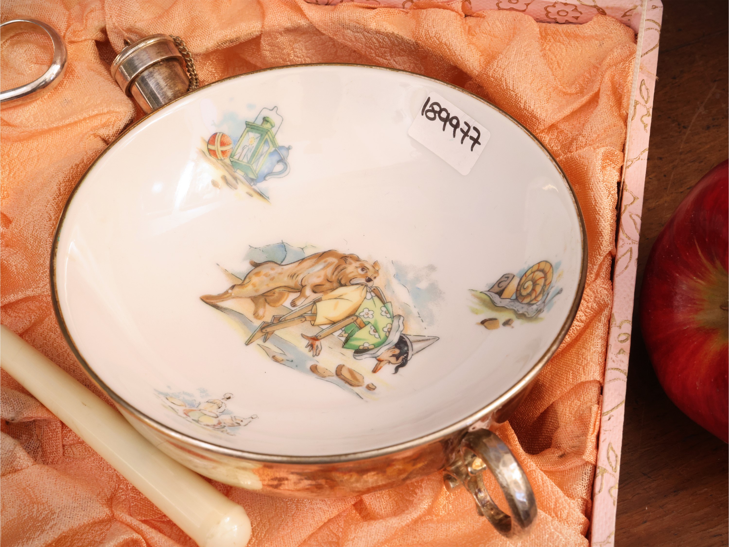 Set da pappa per l’infanzia, bicchiere, cucchiaino e scaldavivande in metallo argentato con piatt...