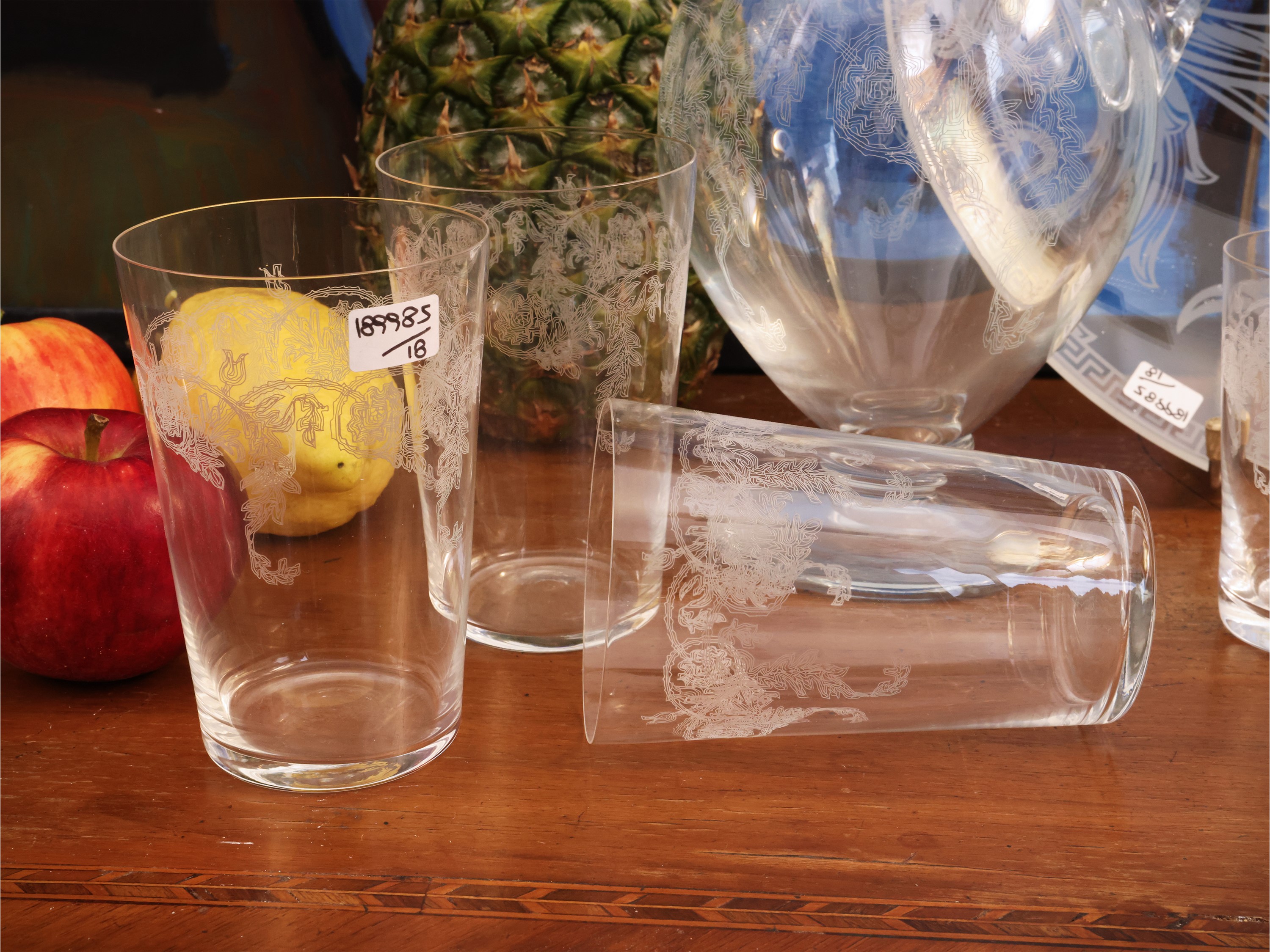 Set da tavola in vetro pirografato, bicchieri e caraffa con festone floreale