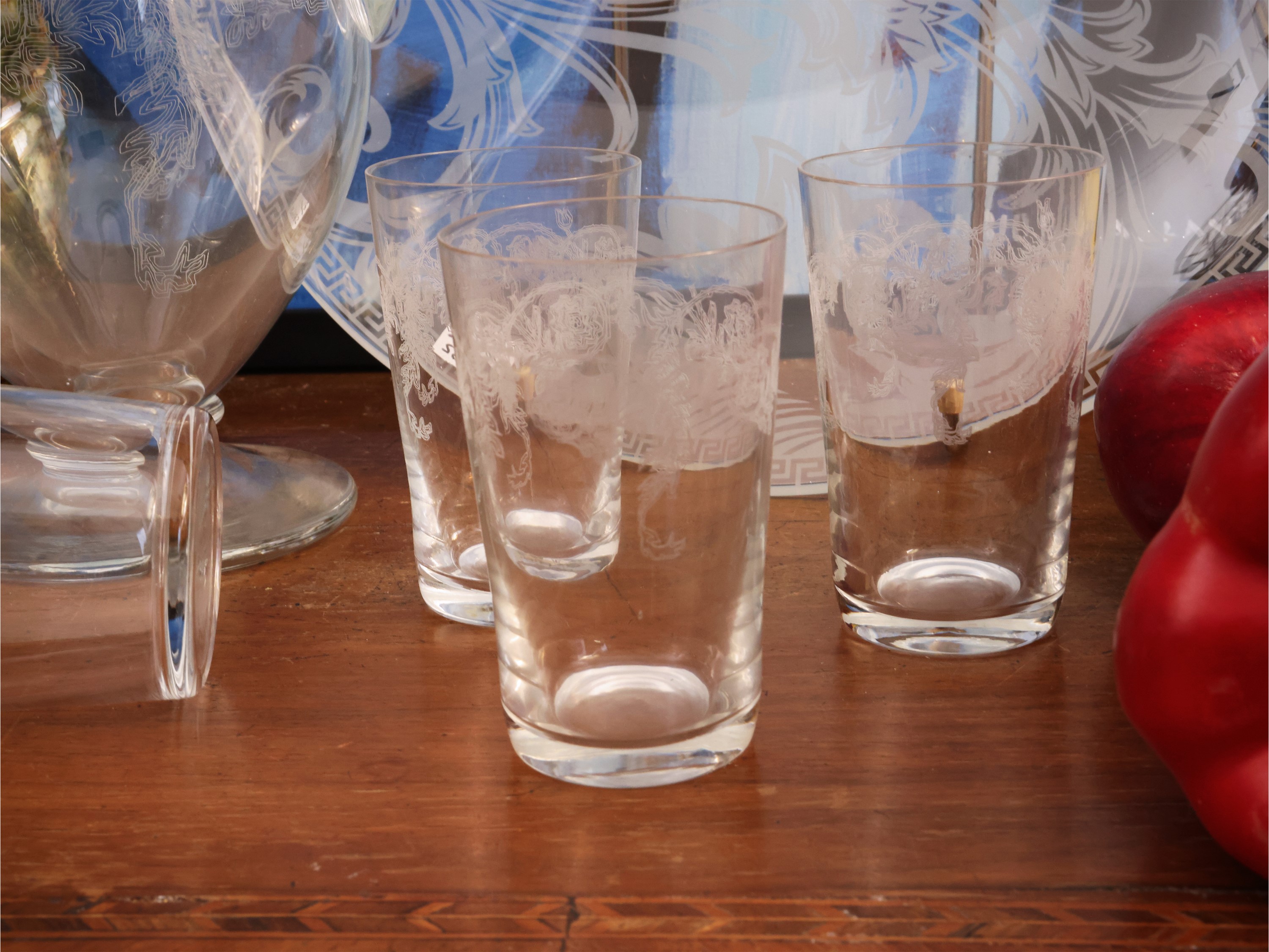 Set da tavola in vetro pirografato, bicchieri e caraffa con festone floreale