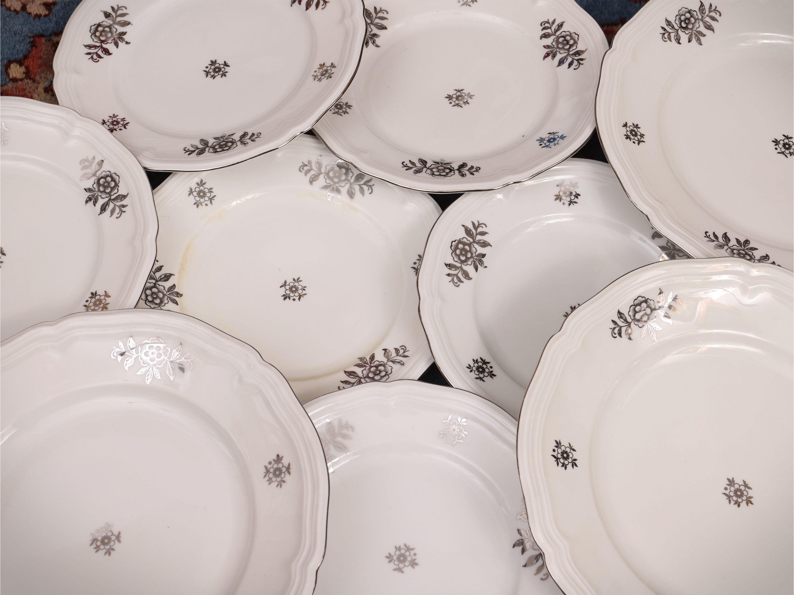 Seltmann Weiden, Servizio di piatti in porcellana con decorazione floreale argentata (Bavaria, XX...