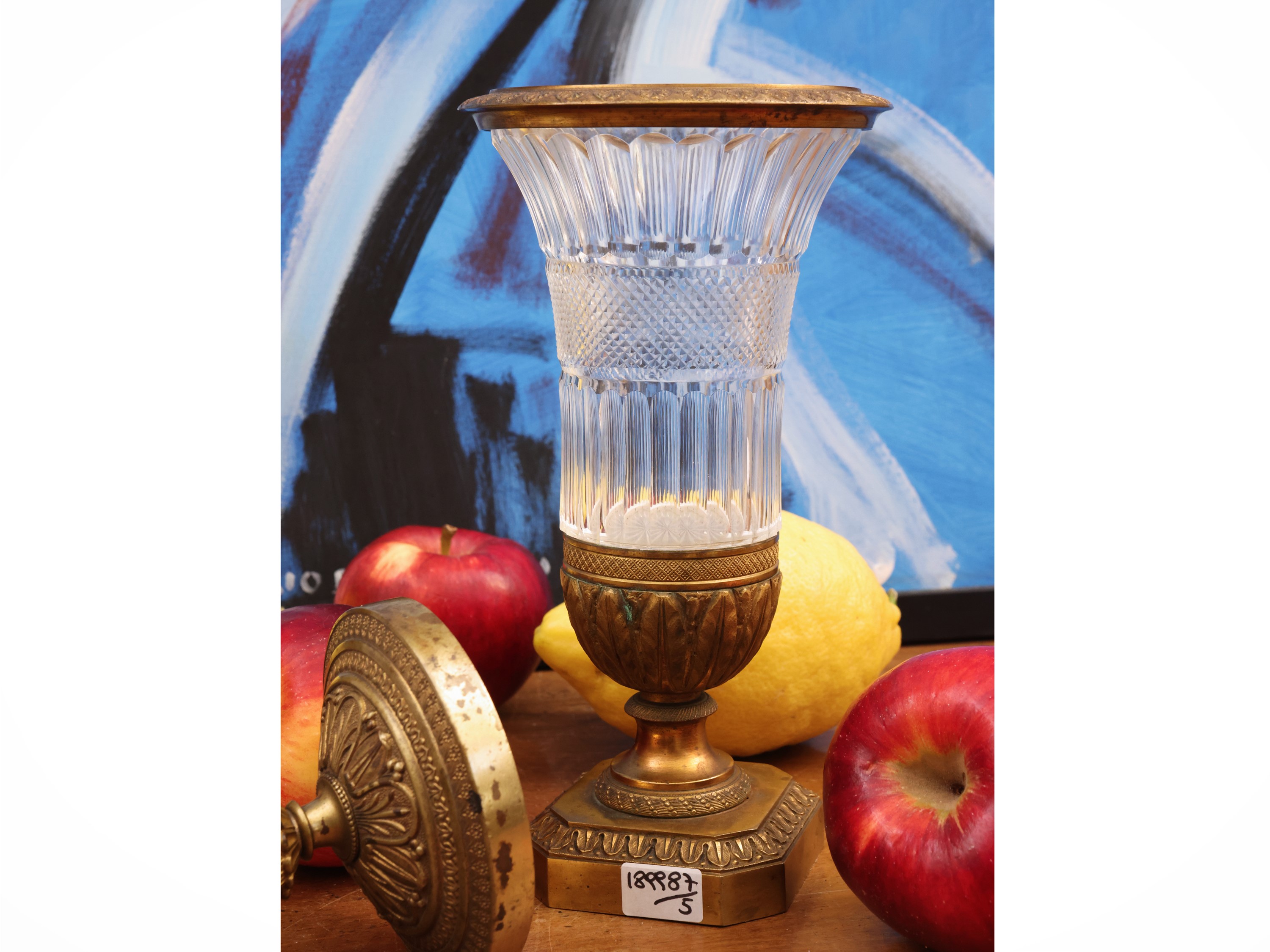 Lotto di curiosità d’epoca, vaso in cristallo e metallo dorato con candelieri, brocca e catino in...