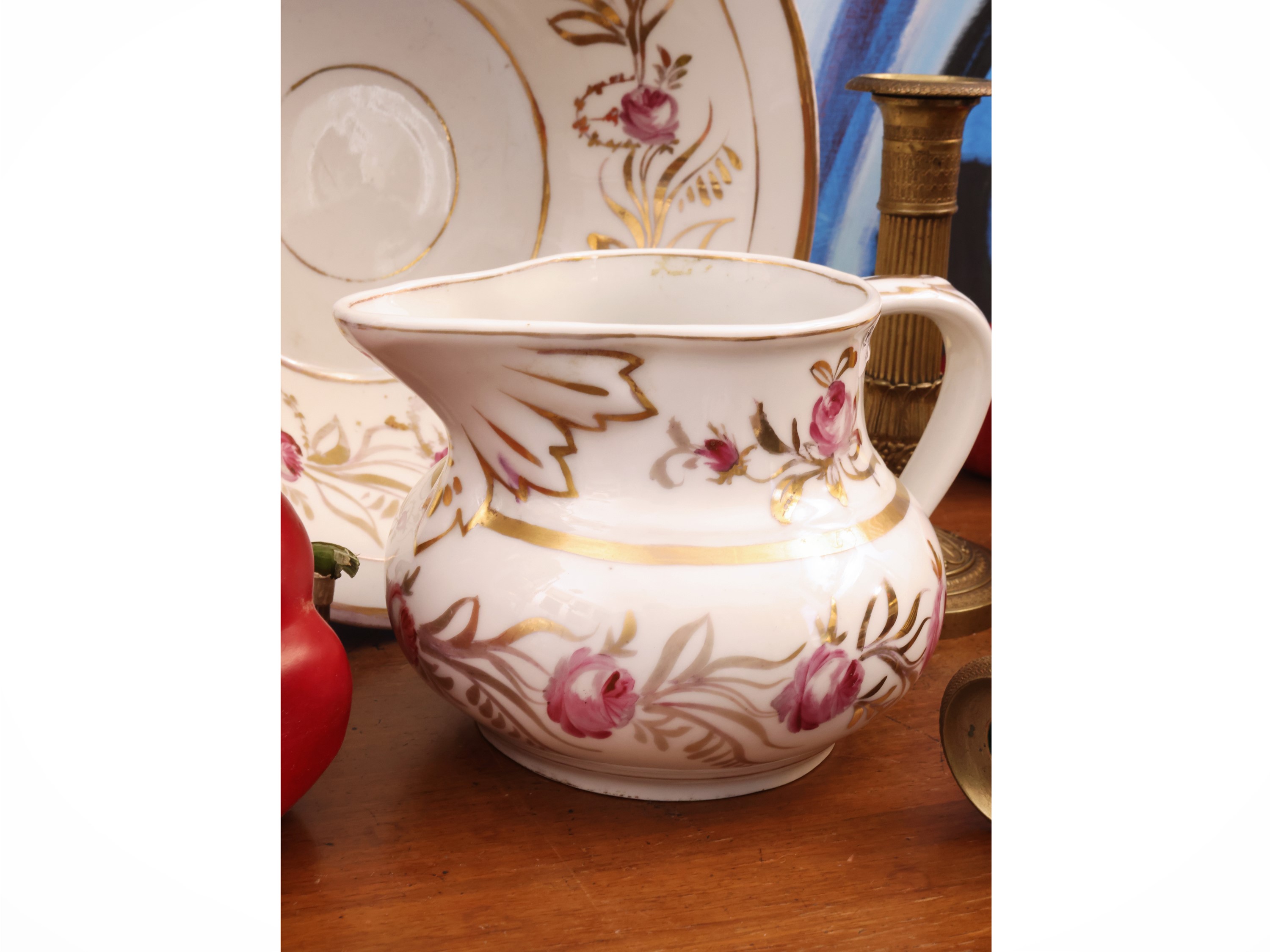 Lotto di curiosità d’epoca, vaso in cristallo e metallo dorato con candelieri, brocca e catino in...