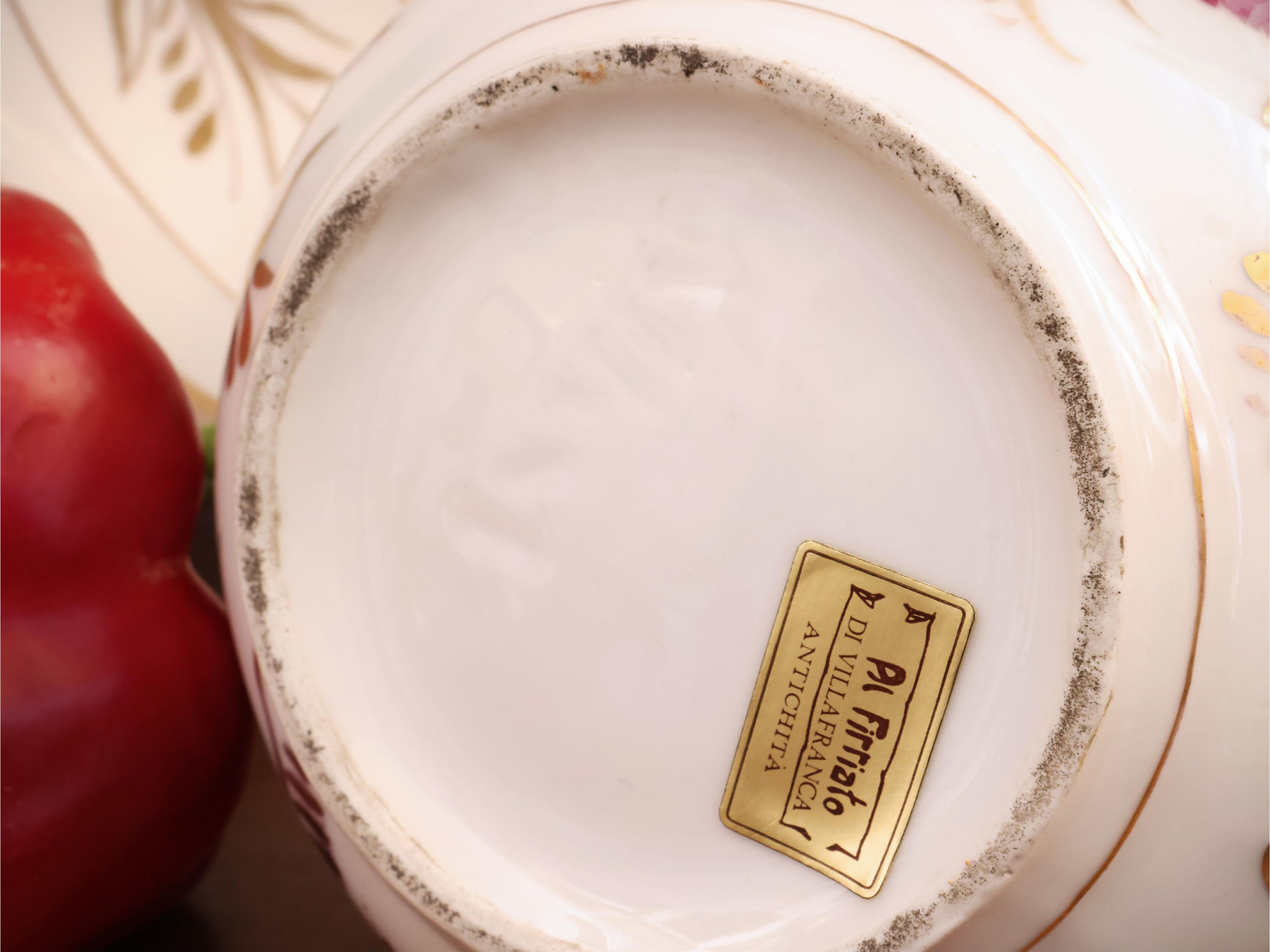 Lotto di curiosità d’epoca, vaso in cristallo e metallo dorato con candelieri, brocca e catino in...