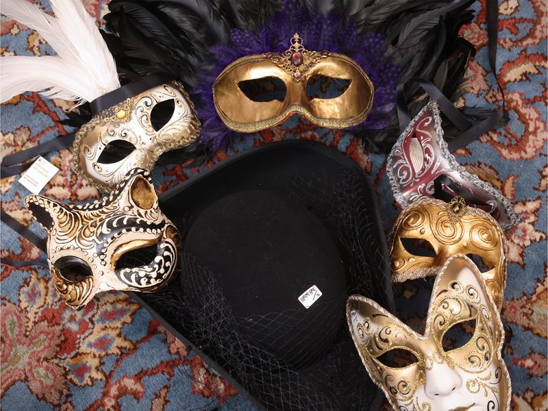 Raccolta di maschere veneziane assortite, sei pezzi, abbinamento a cappello (7)