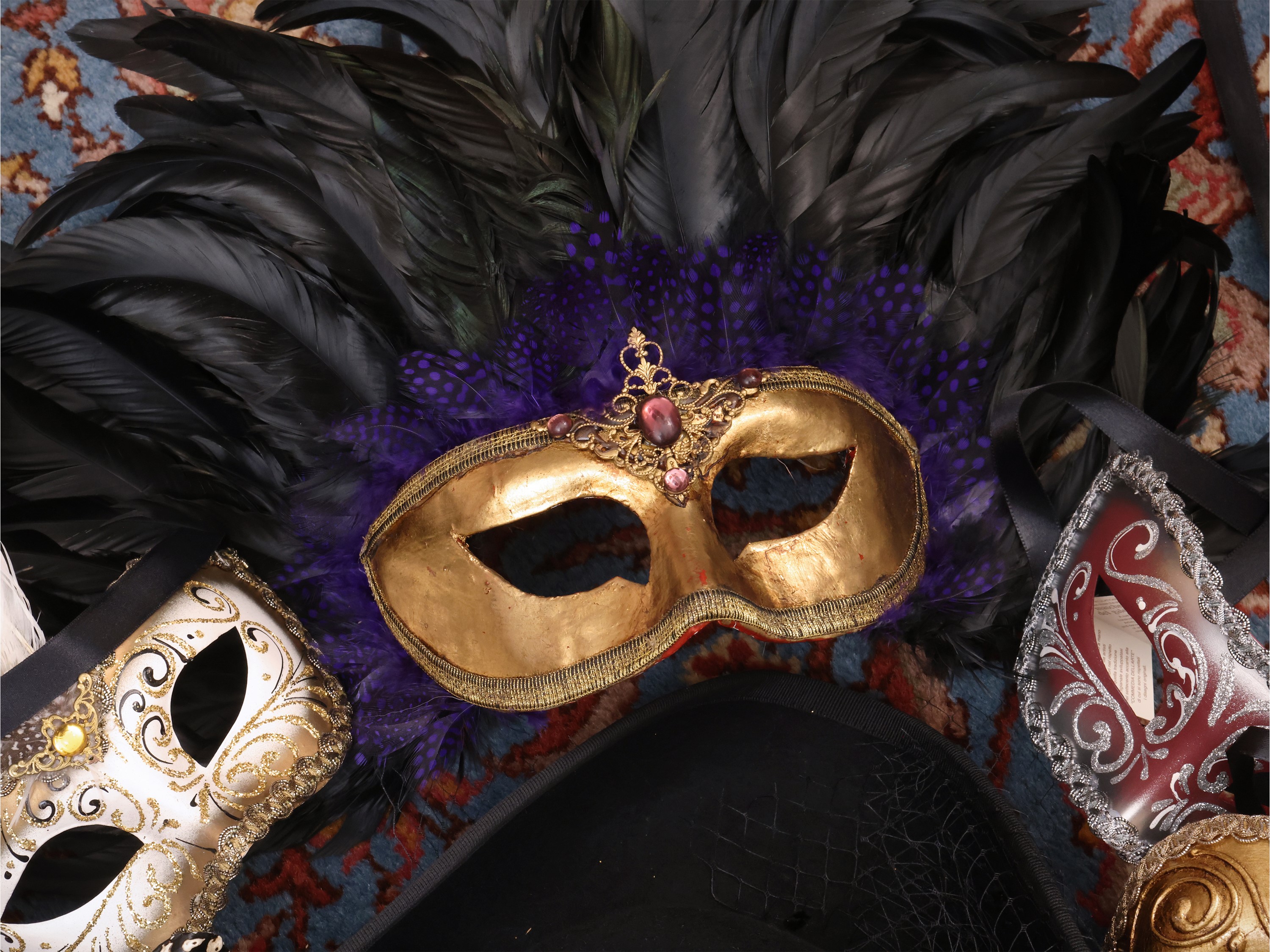 Raccolta di maschere veneziane assortite, sei pezzi, abbinamento a cappello (7)