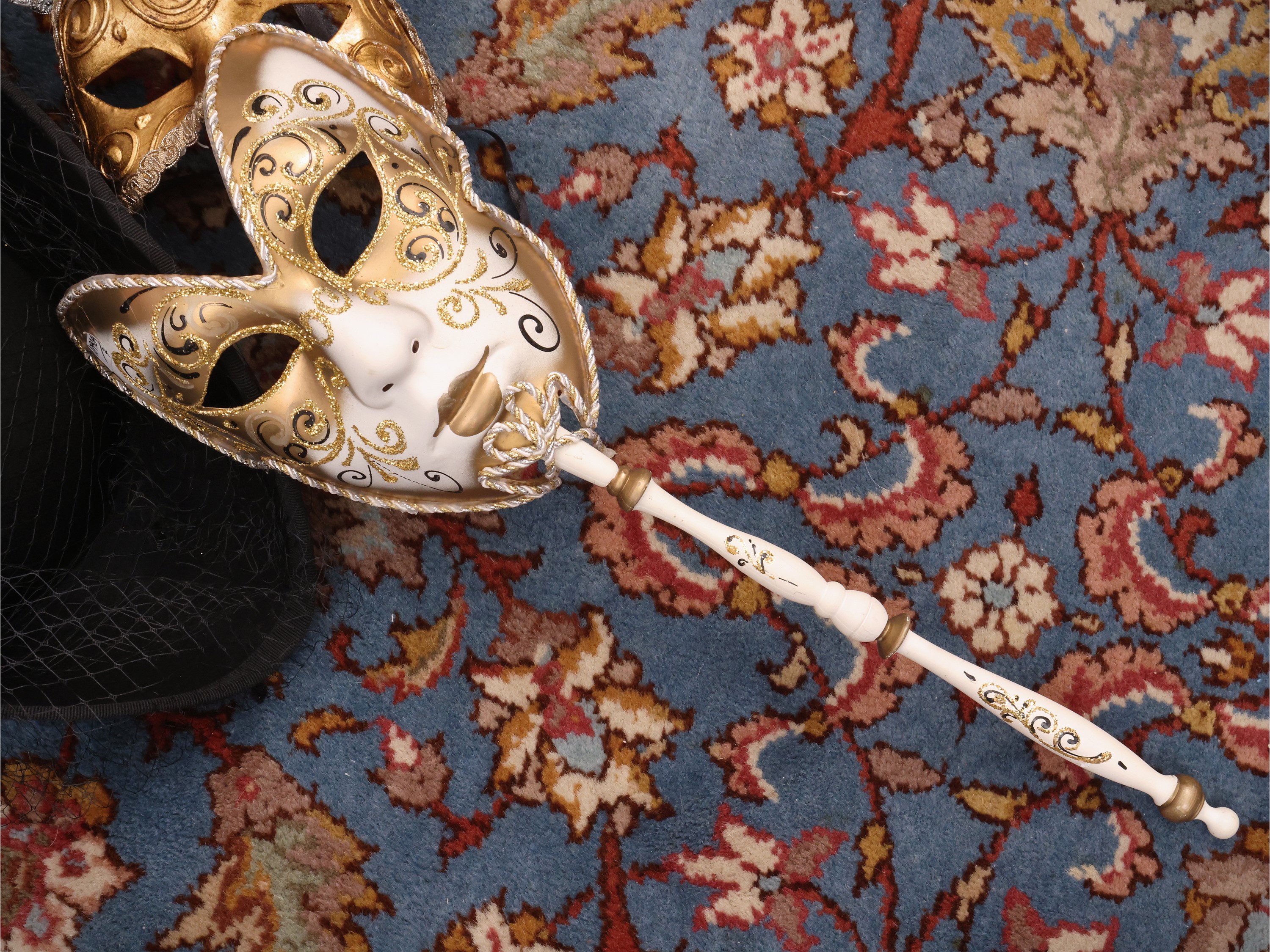 Raccolta di maschere veneziane assortite, sei pezzi, abbinamento a cappello (7)