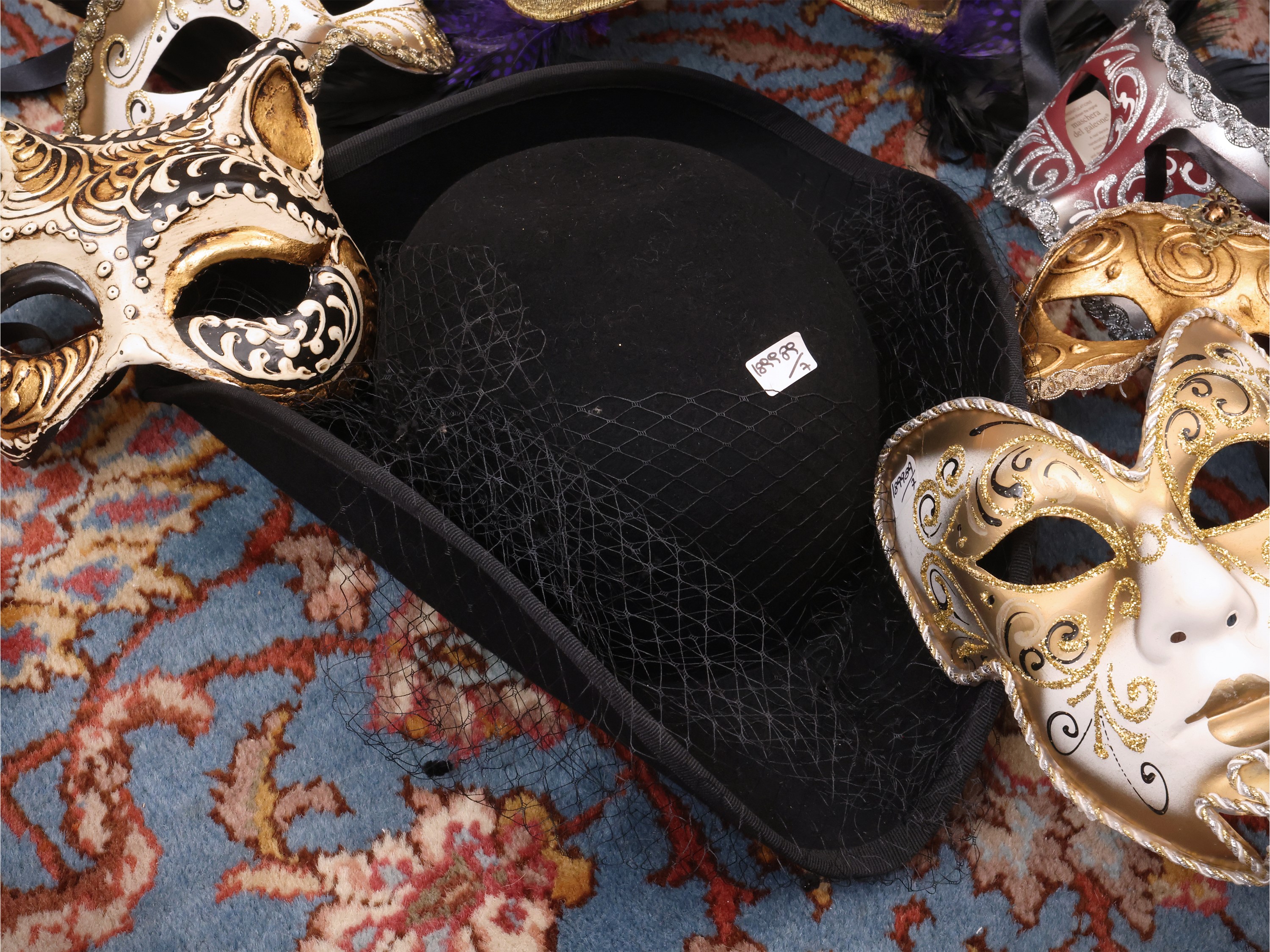 Raccolta di maschere veneziane assortite, sei pezzi, abbinamento a cappello (7)