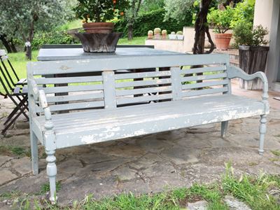 Letto diurno (lit de jour), in legno laccato grigio, con braccioli a giorno e sostegni torniti