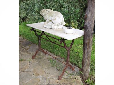 Tavolino da giardino in ferro battuto, piano ovale in marmo bianco