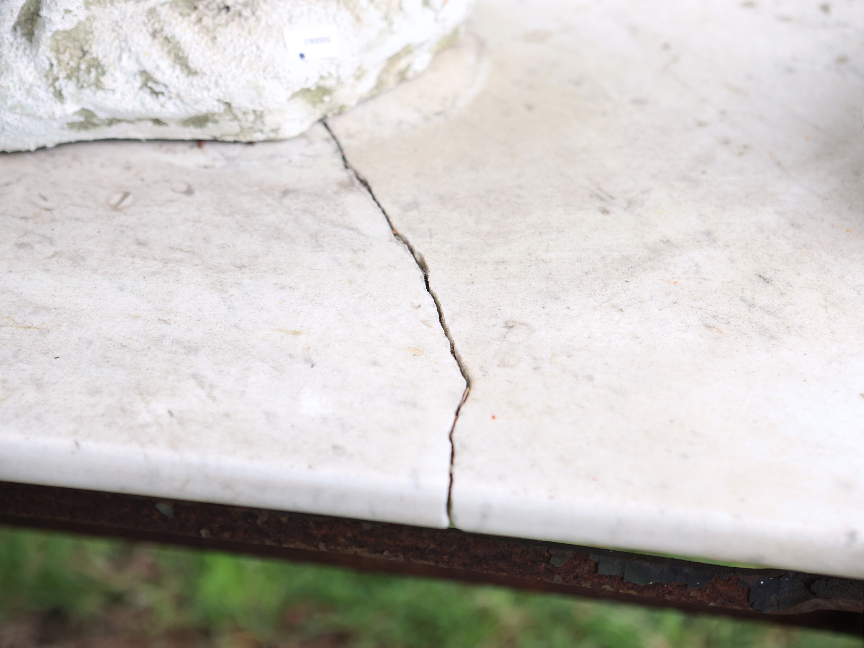 Tavolino da giardino in ferro battuto, piano ovale in marmo bianco