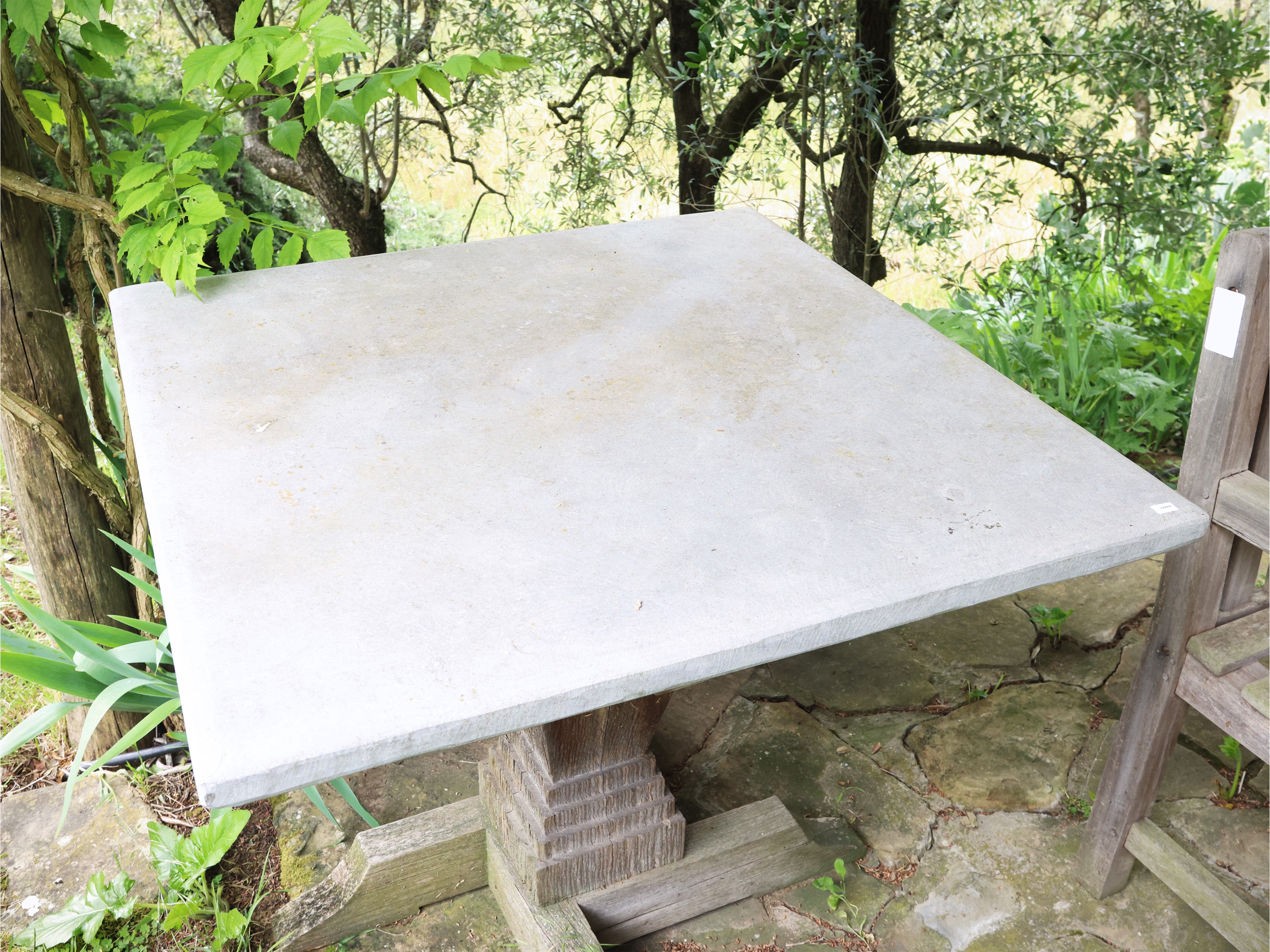 Tavolo da giardino con piano in pietra serena, sostegno in legno