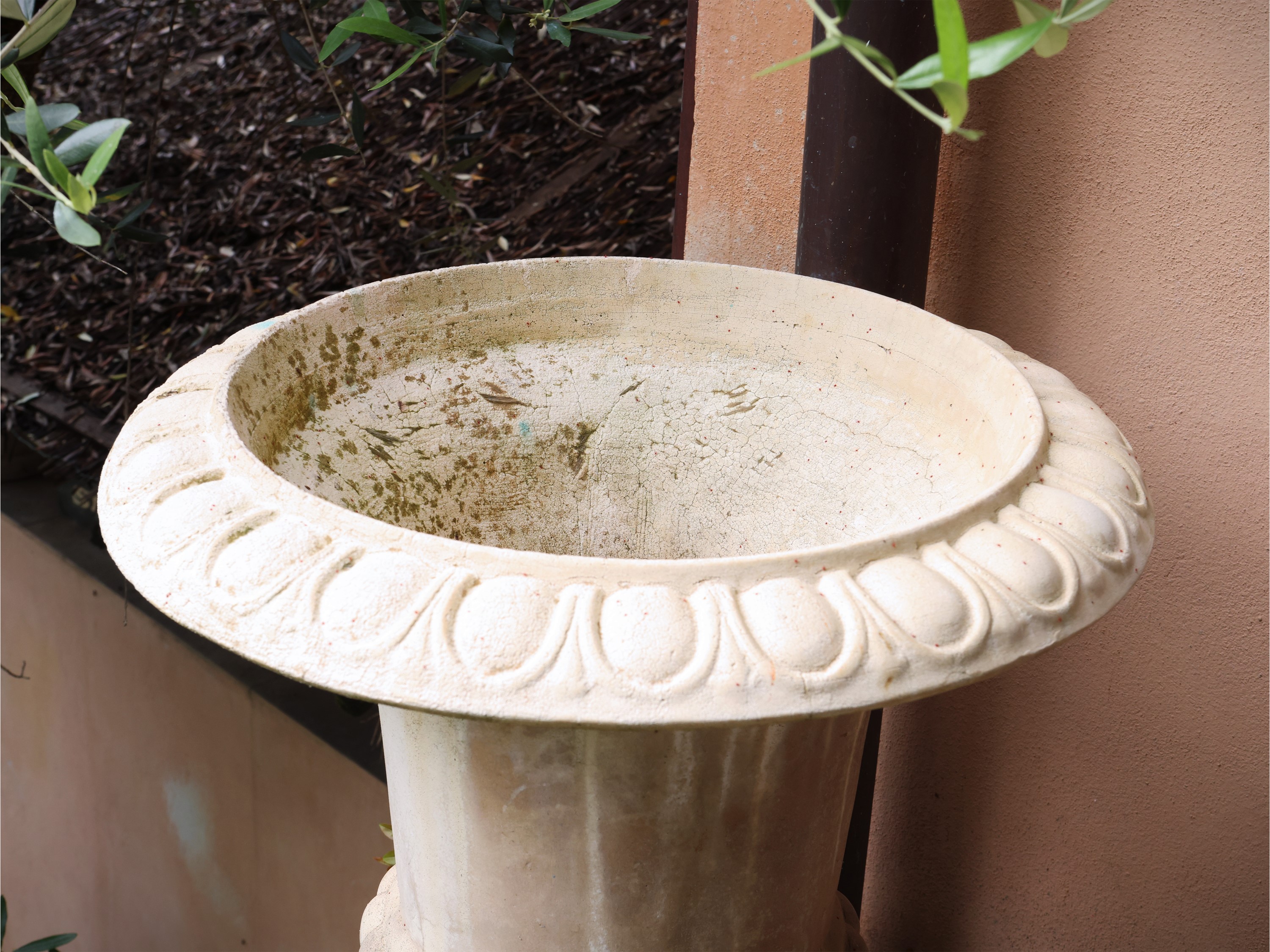 Coppia di vasi medicei da giardino, cemento, difetti presenti