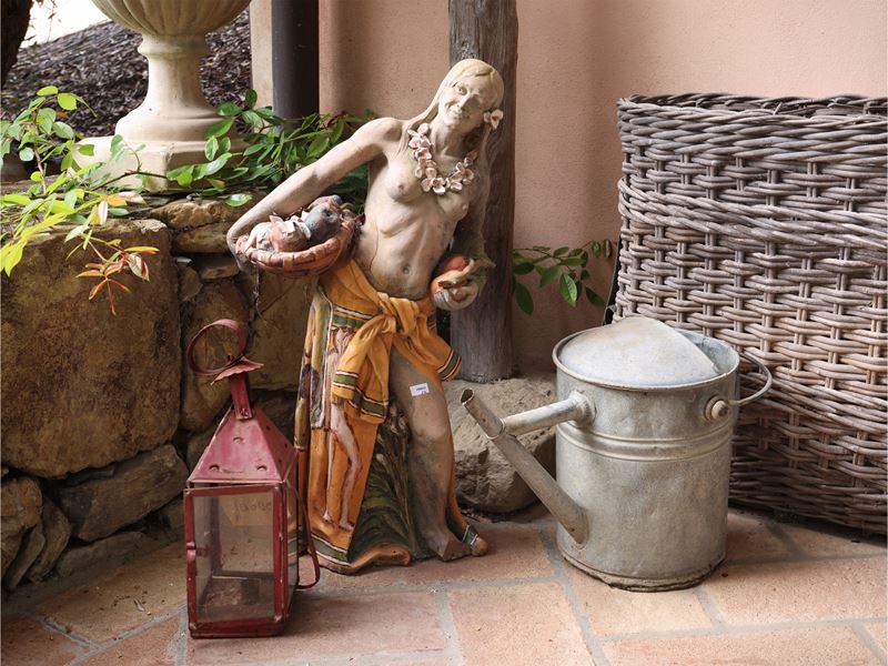 Figure da giardino: lanterna e annaffiatoio con figura femminile