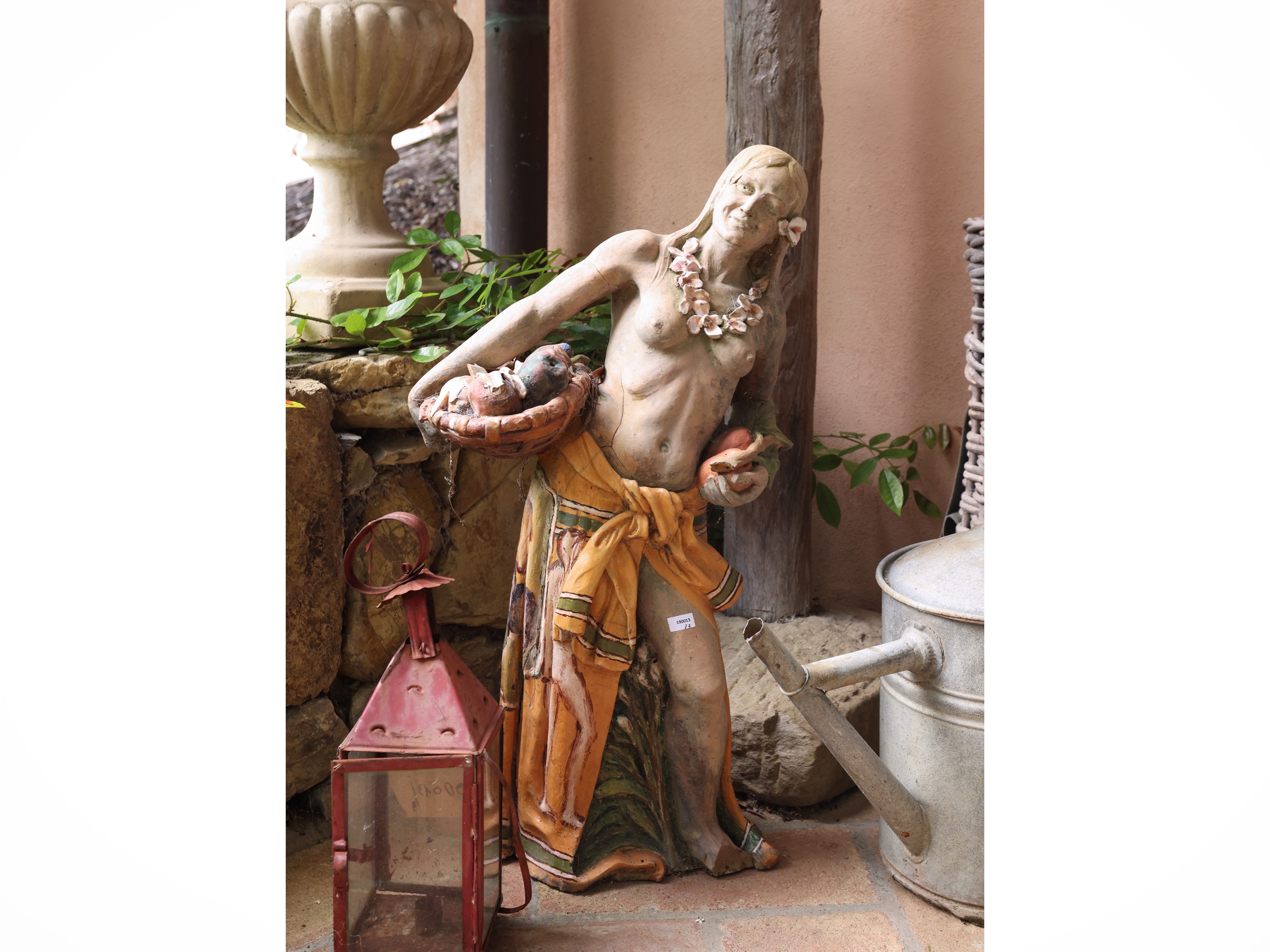 Figure da giardino: lanterna e annaffiatoio con figura femminile