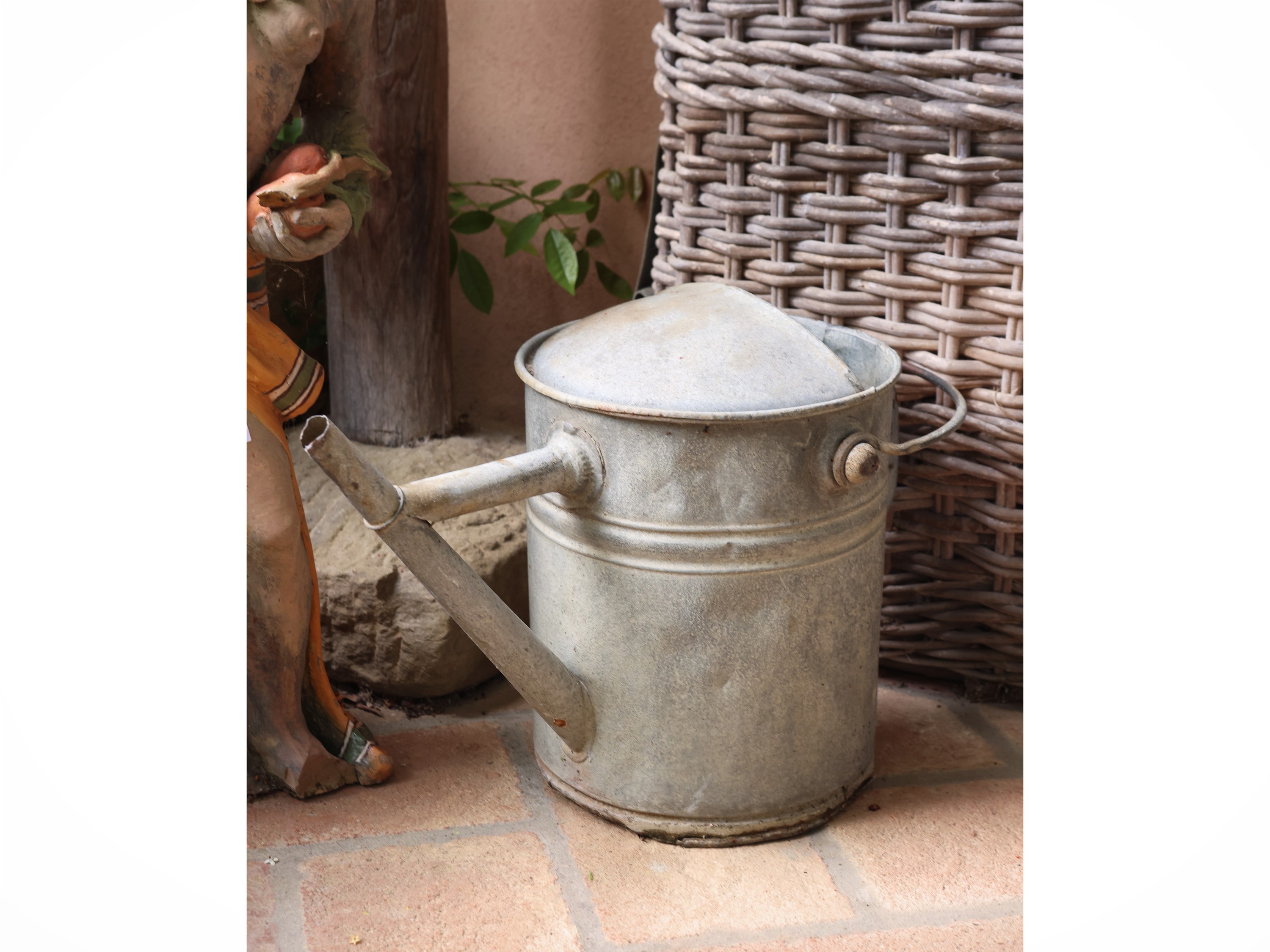 Figure da giardino: lanterna e annaffiatoio con figura femminile