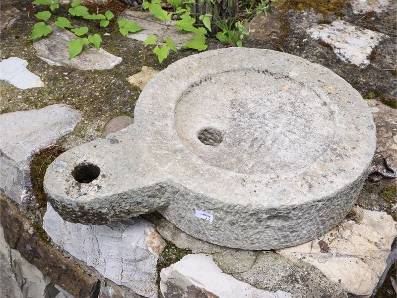 Due macine antiche in pietra, diametro 36 e 45 cm