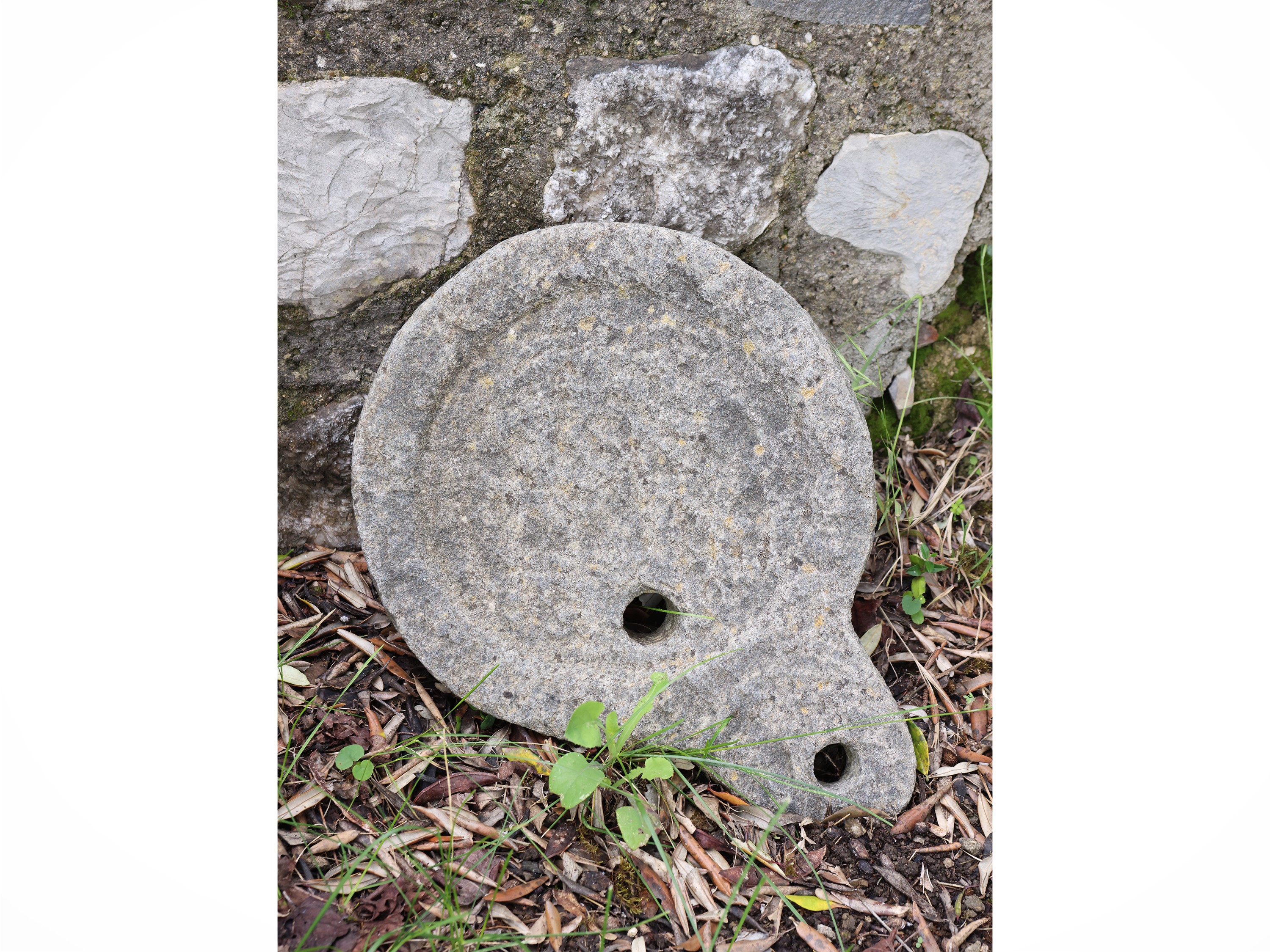 Due macine antiche in pietra, diametro 36 e 45 cm