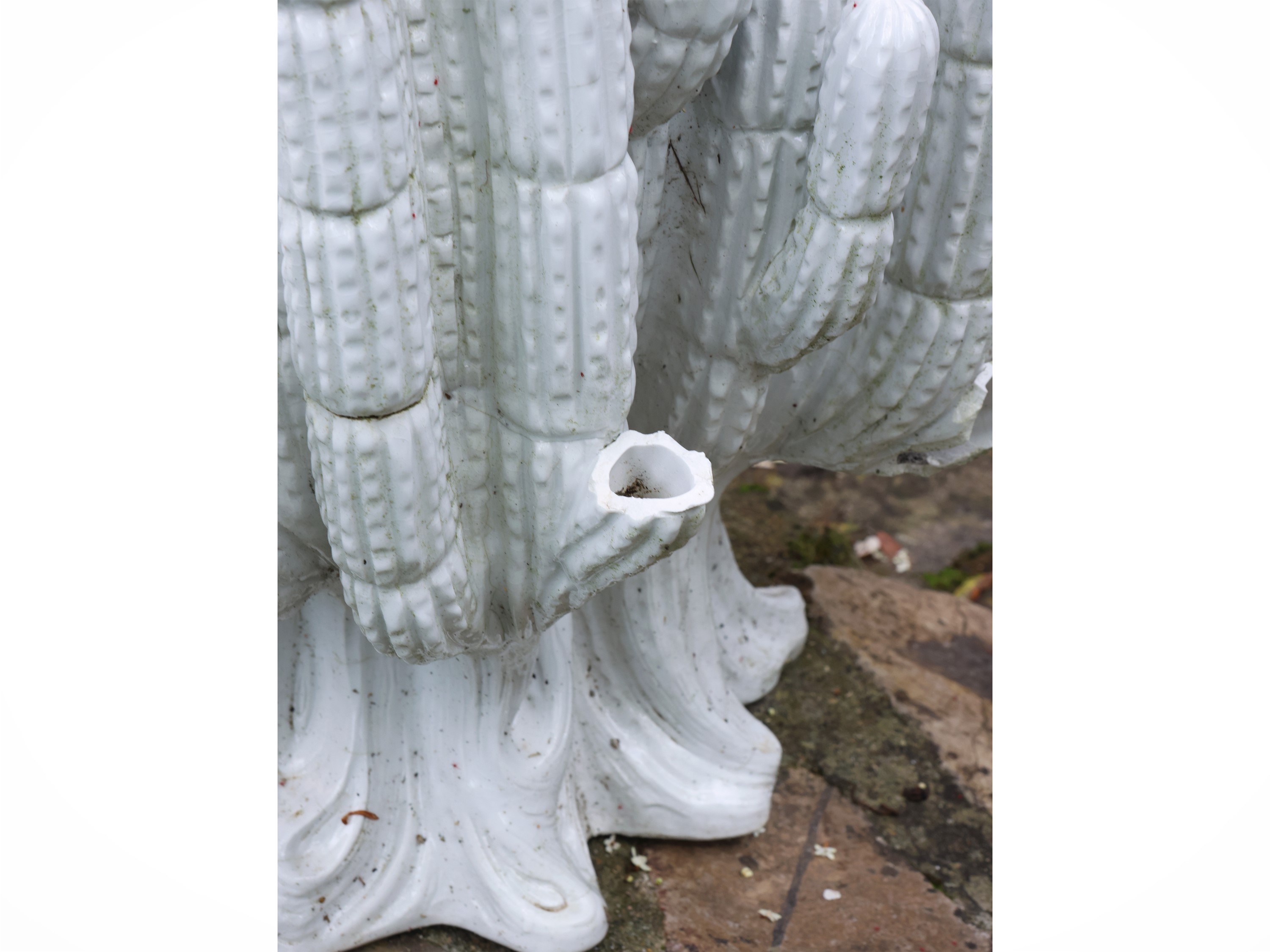 Arredi da giardino, cactus in ceramica bianca e pianta grassa in vaso in metallo laccato verde