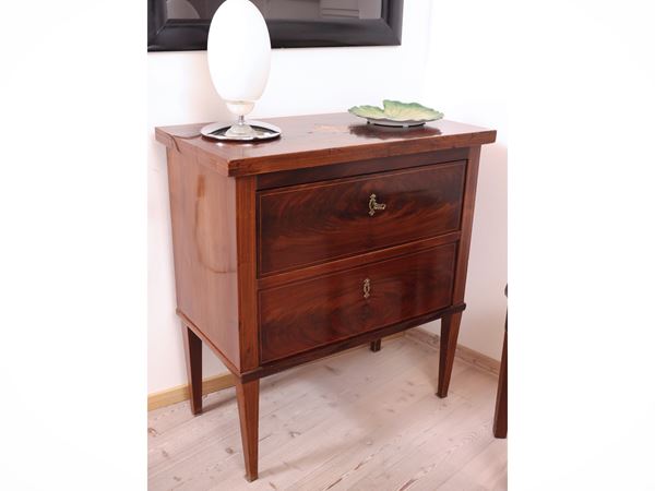 Small chest of drawers veneered in mahogany feather