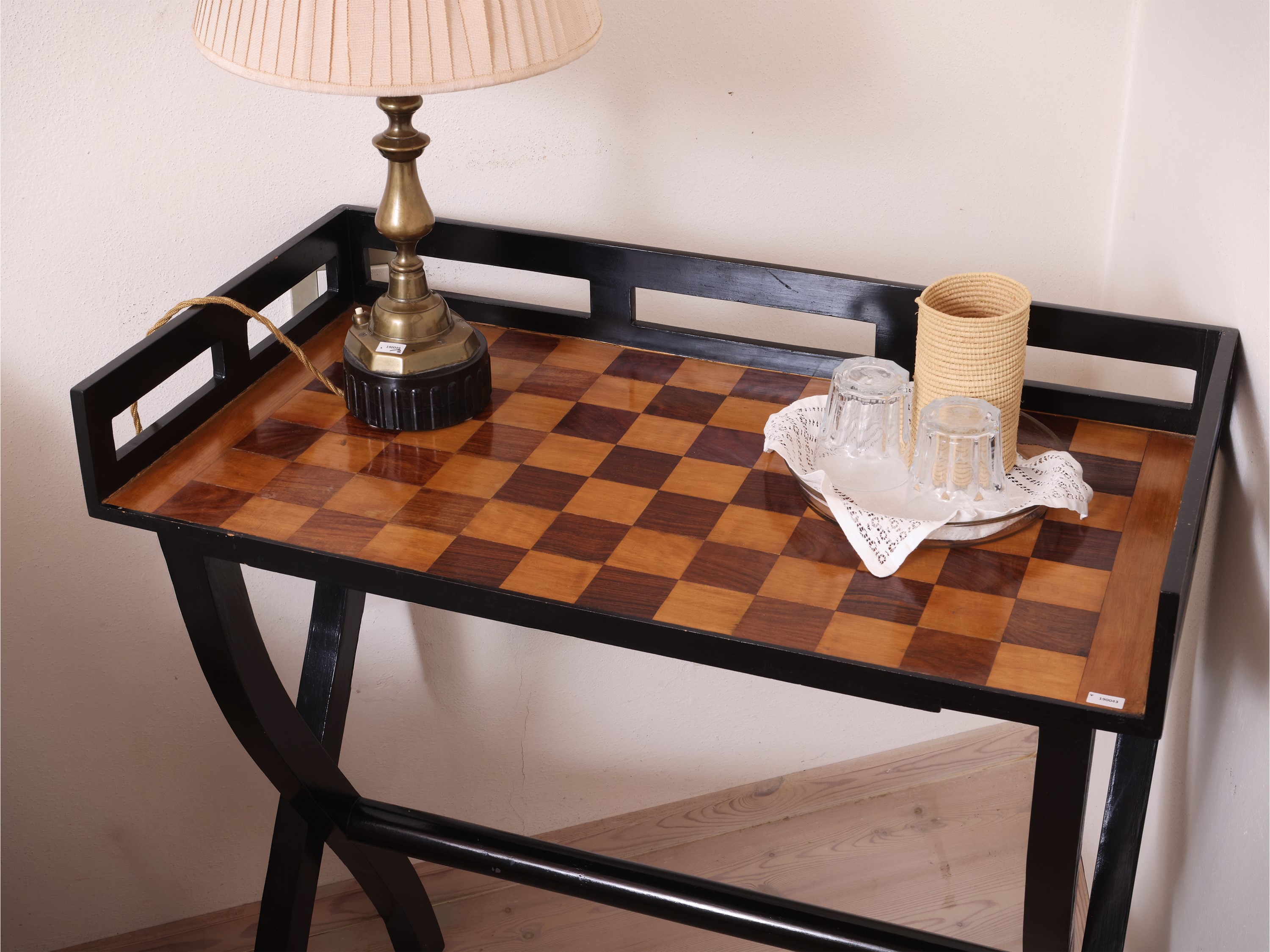 Tavolino da appoggio in legno ebanizzato, piano con impiallacciatura a scacchiera