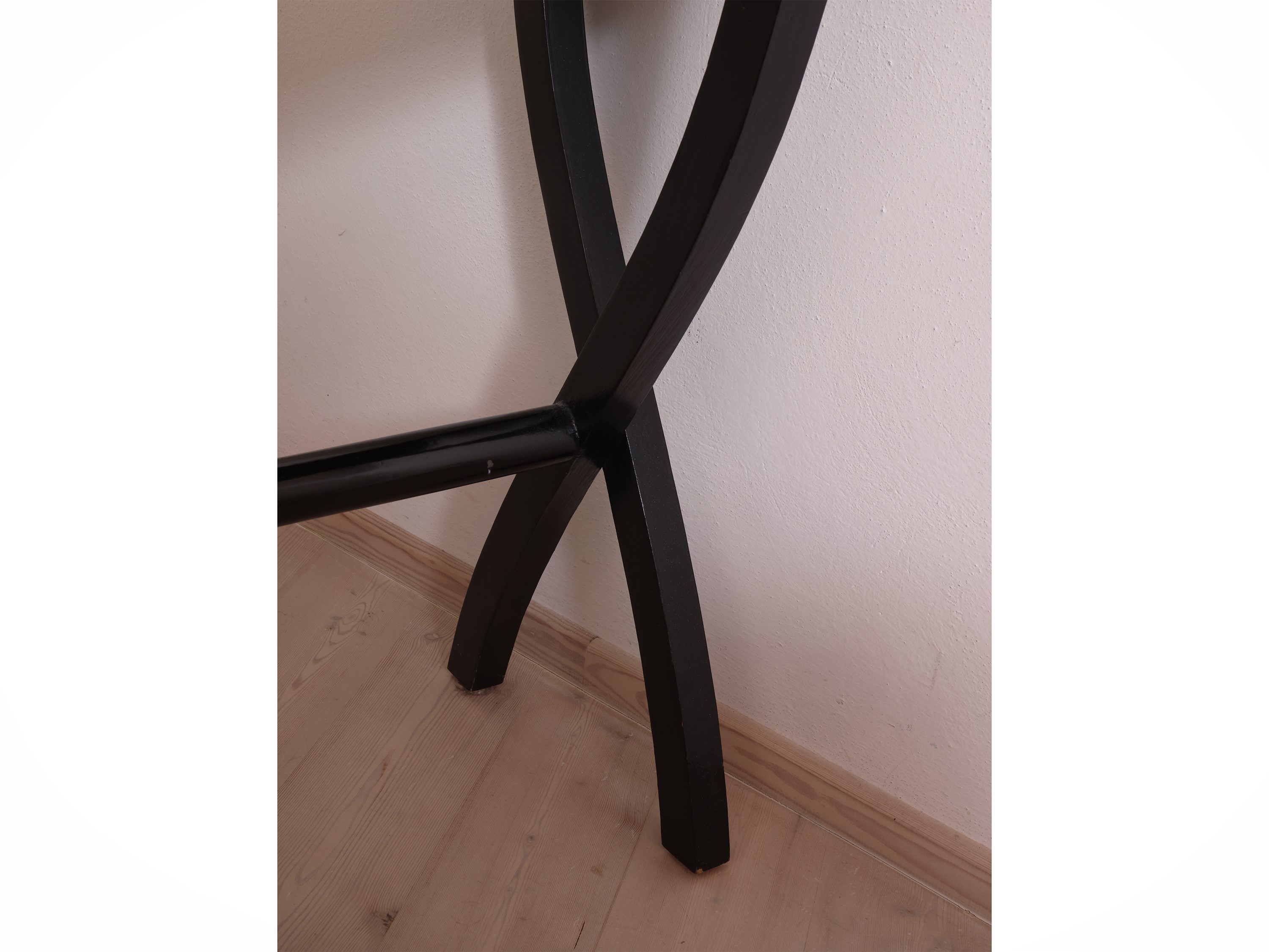 Tavolino da appoggio in legno ebanizzato, piano con impiallacciatura a scacchiera
