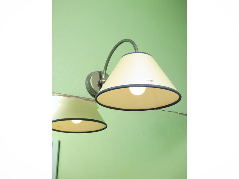 Complemento di arredo: specchio con applique metallica e paralume