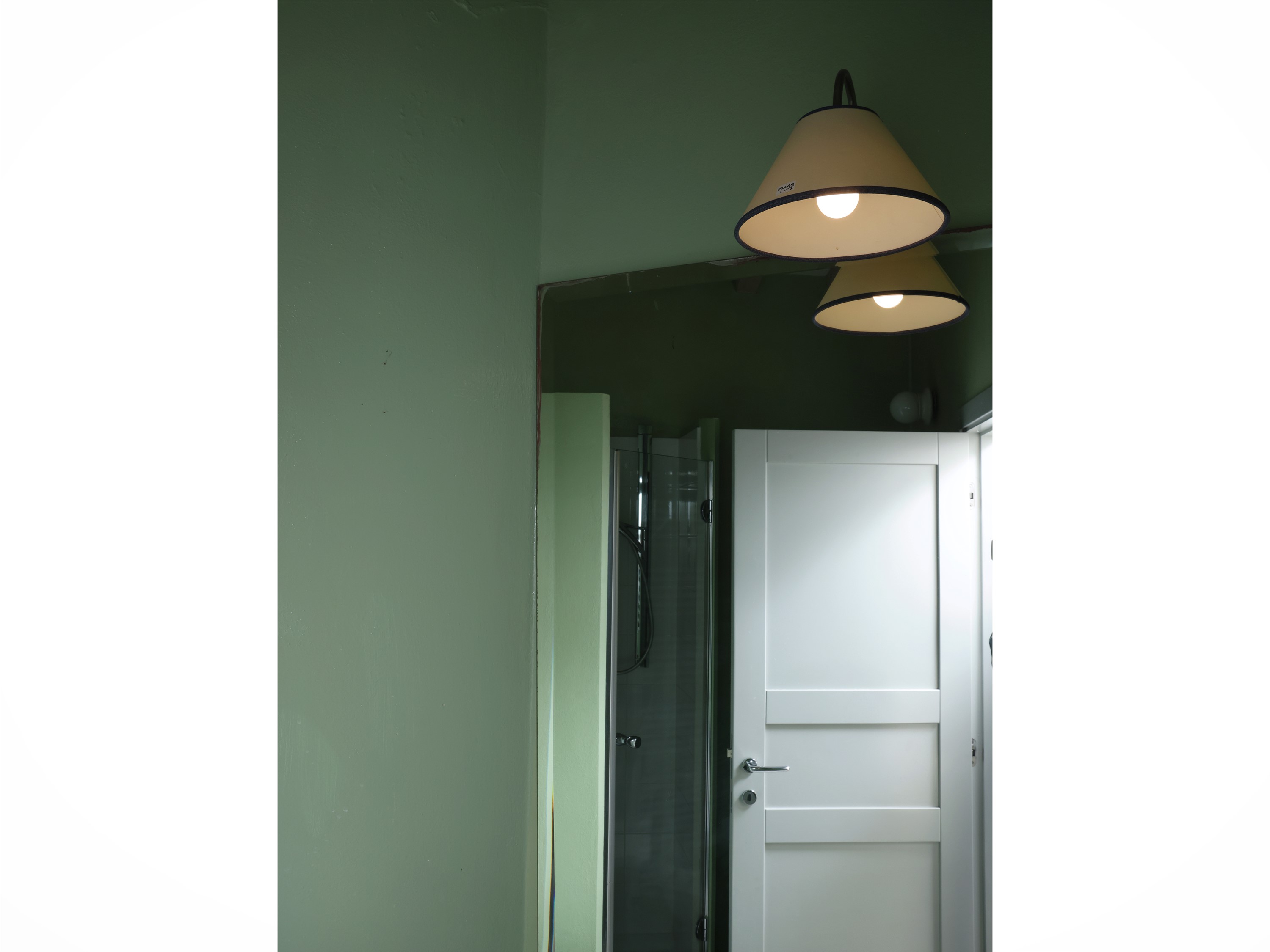 Complemento di arredo: specchio con applique metallica e paralume