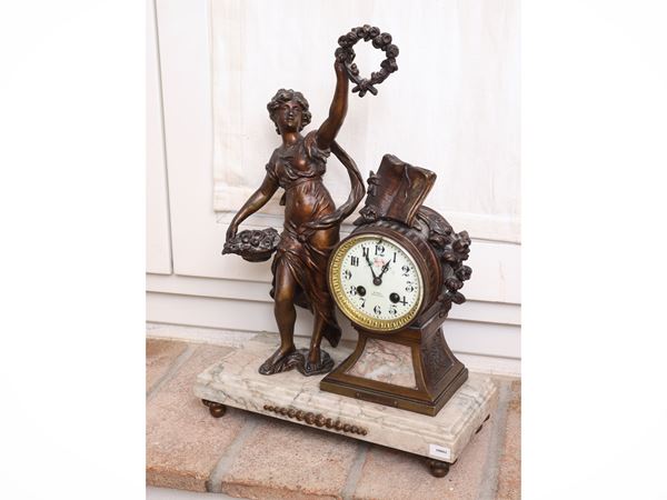 Orologio da tavolo in antimonio patinato e marmo