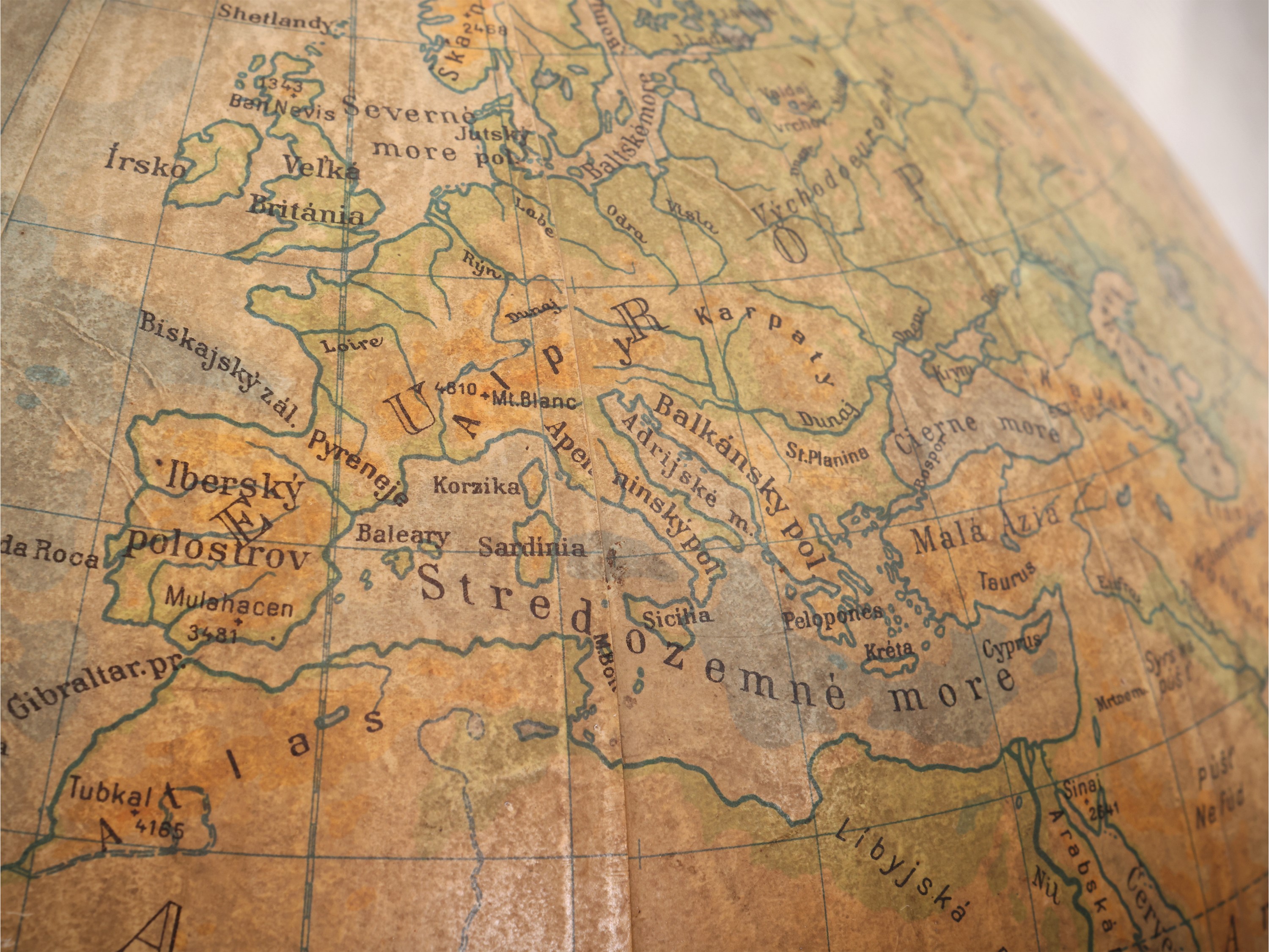 Mappamondo da tavolo, base in legno ebanizzato e dettagli in ottone, fine XIX/inizio XX secolo